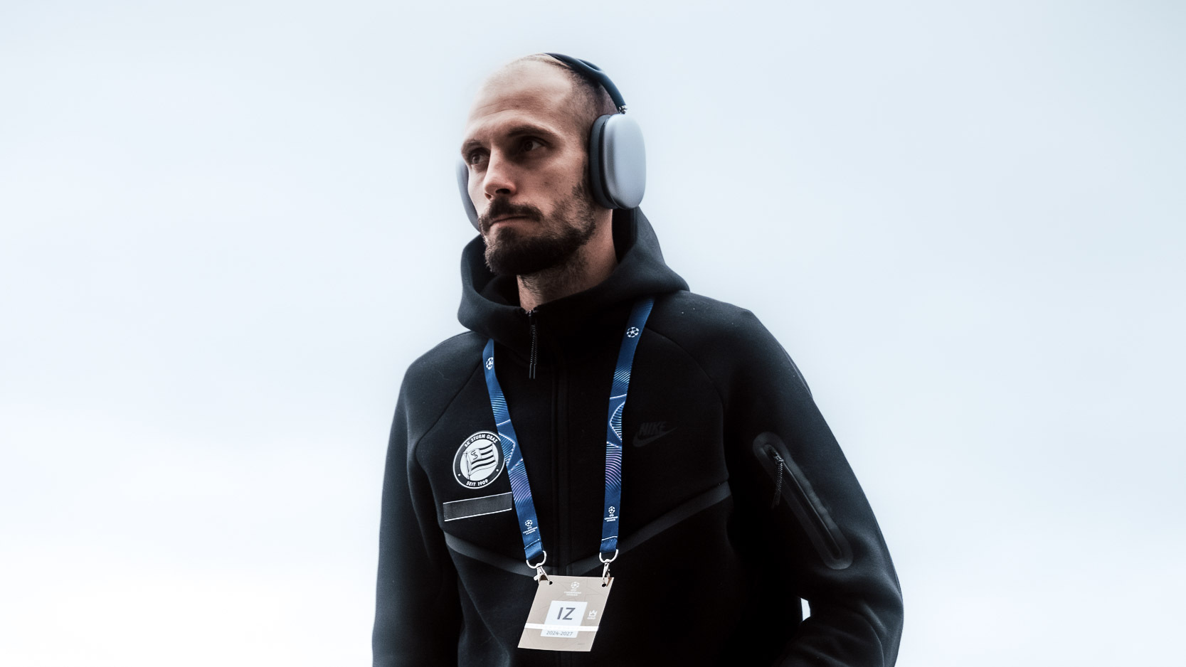 Ein Mann in einer schwarzen Weste und mit Kopfhörern