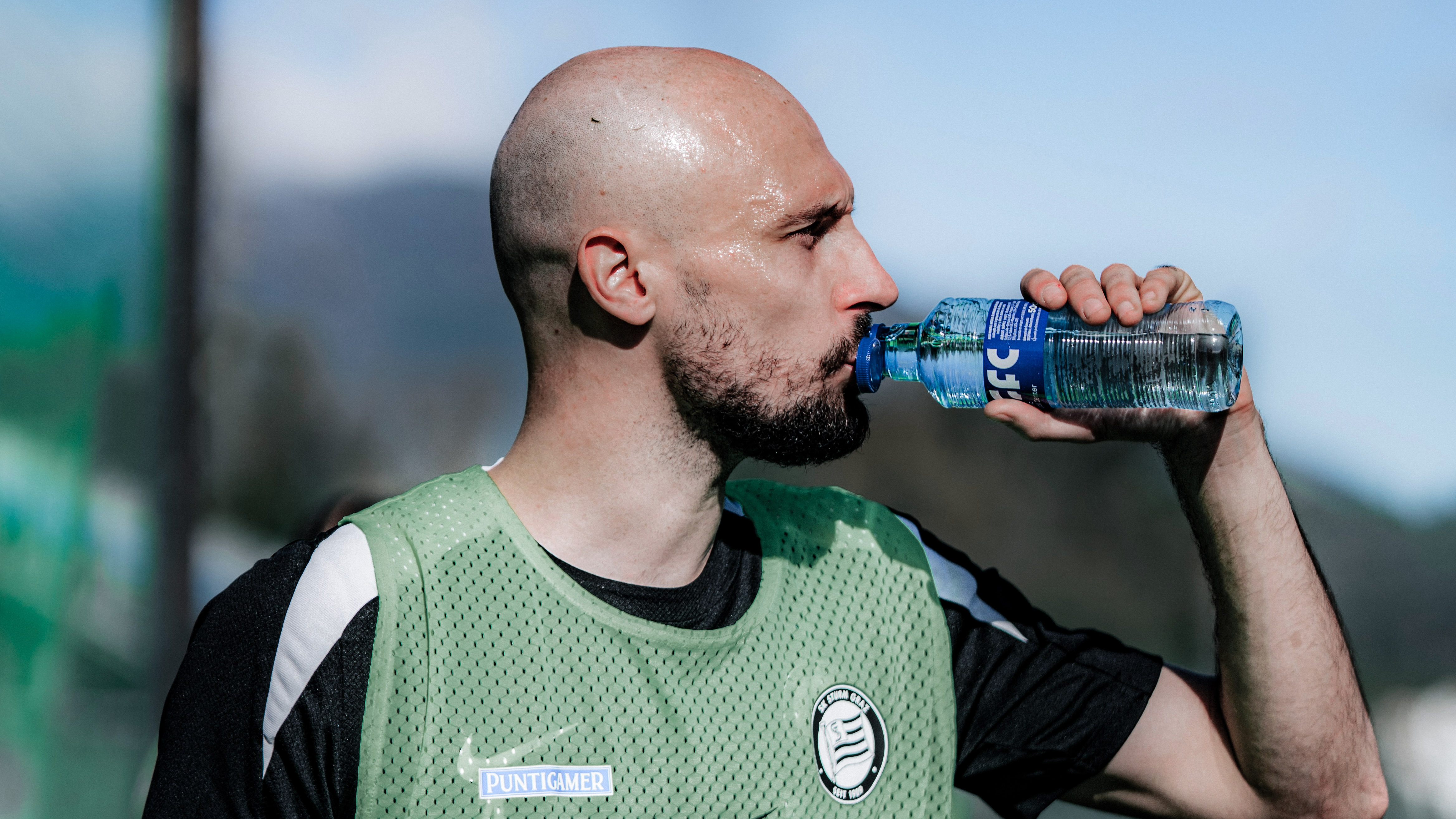 Ein Mann trinkt aus einer Falsche