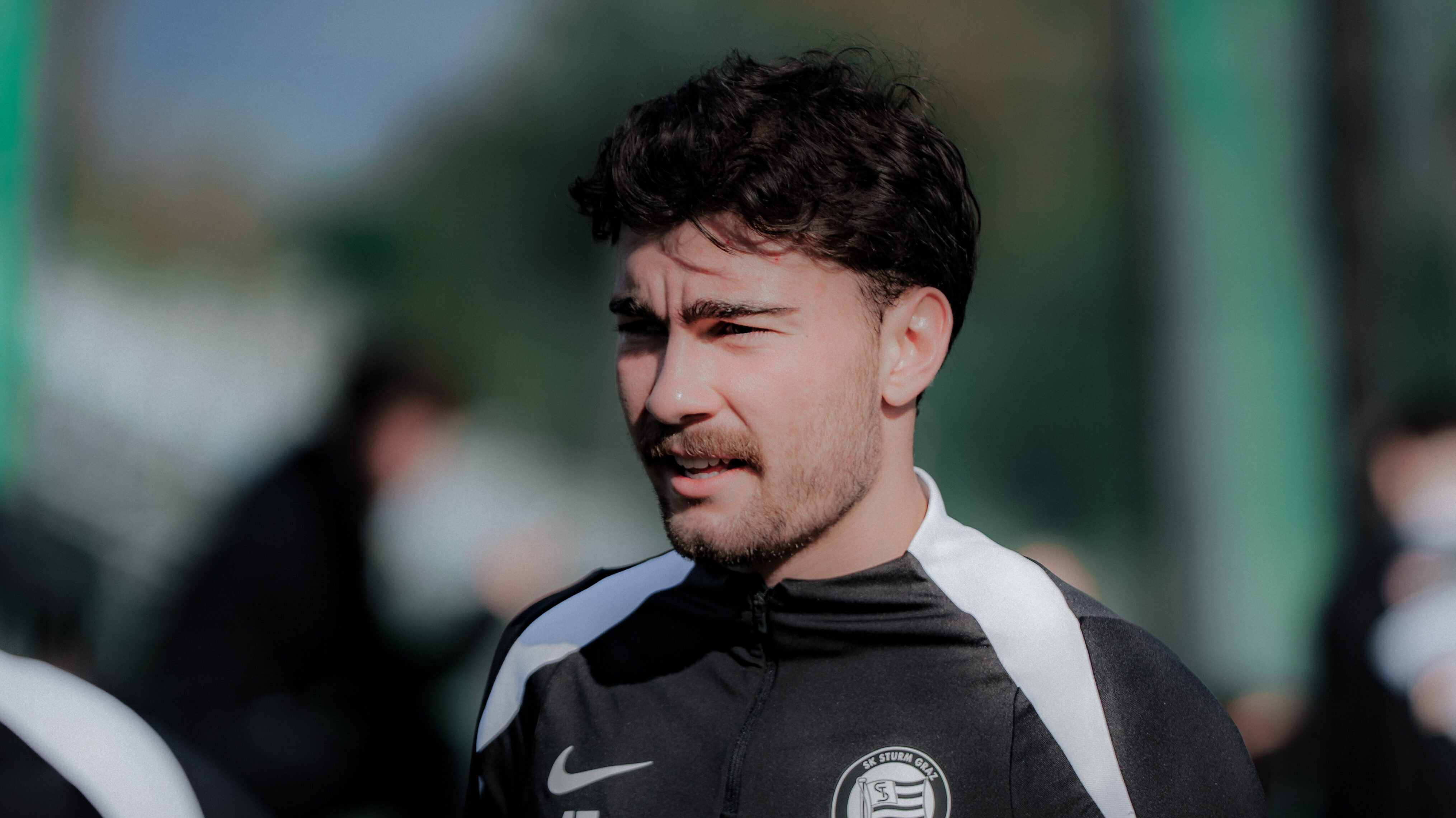 Ein Spieler, der Konzentriert schaut.