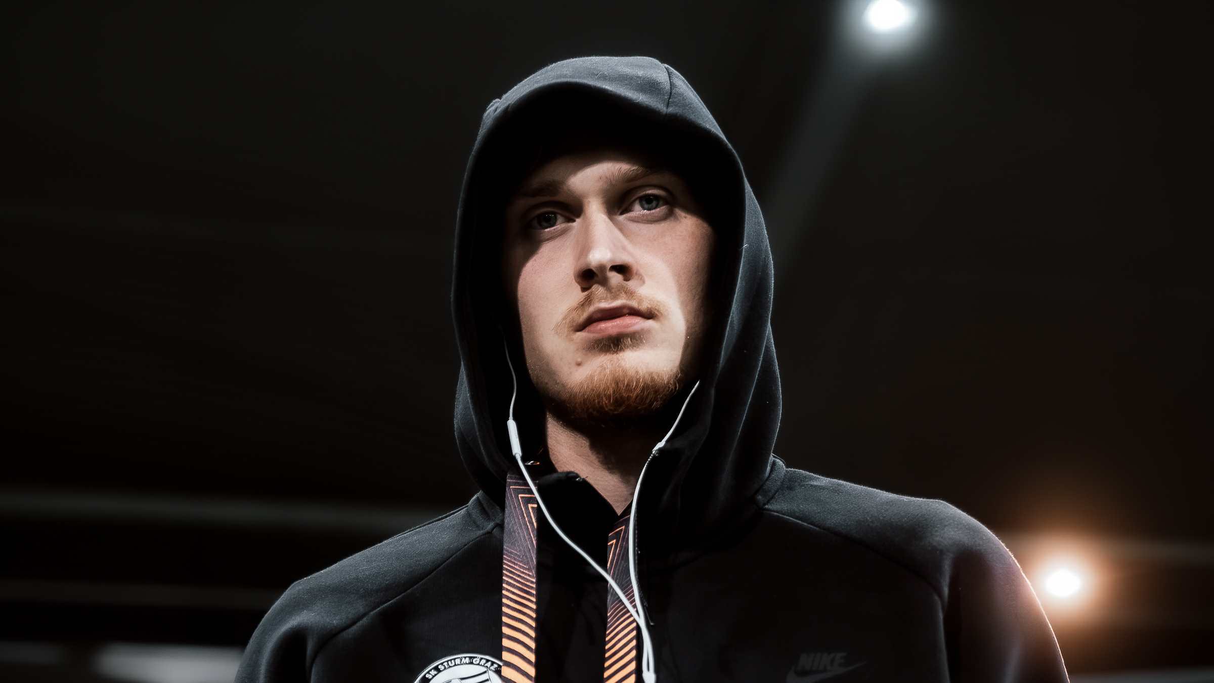 Ein Mann mit schwarzer Kapuze