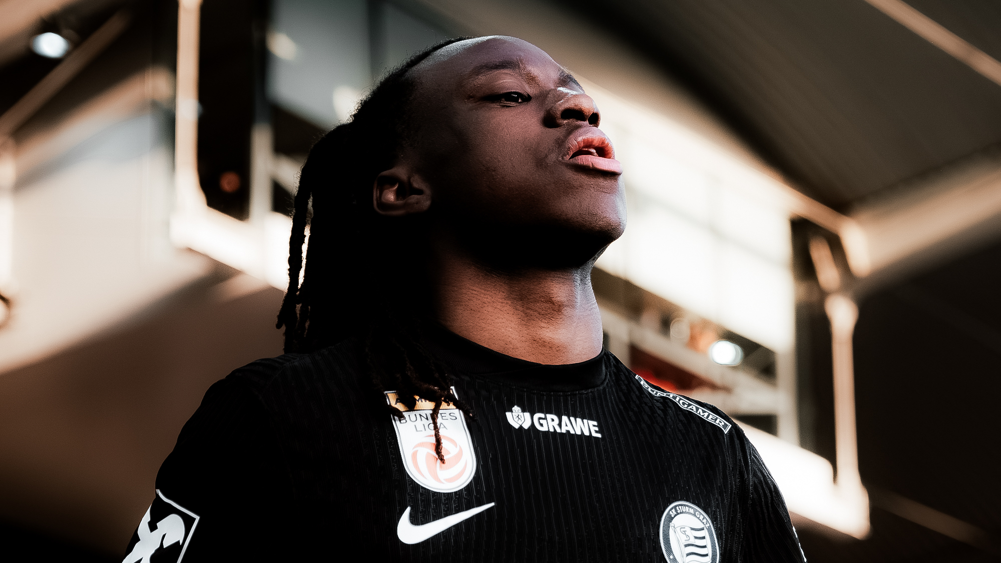 Ein Spieler in einem schwarzen Trikot schaut in die Ferne