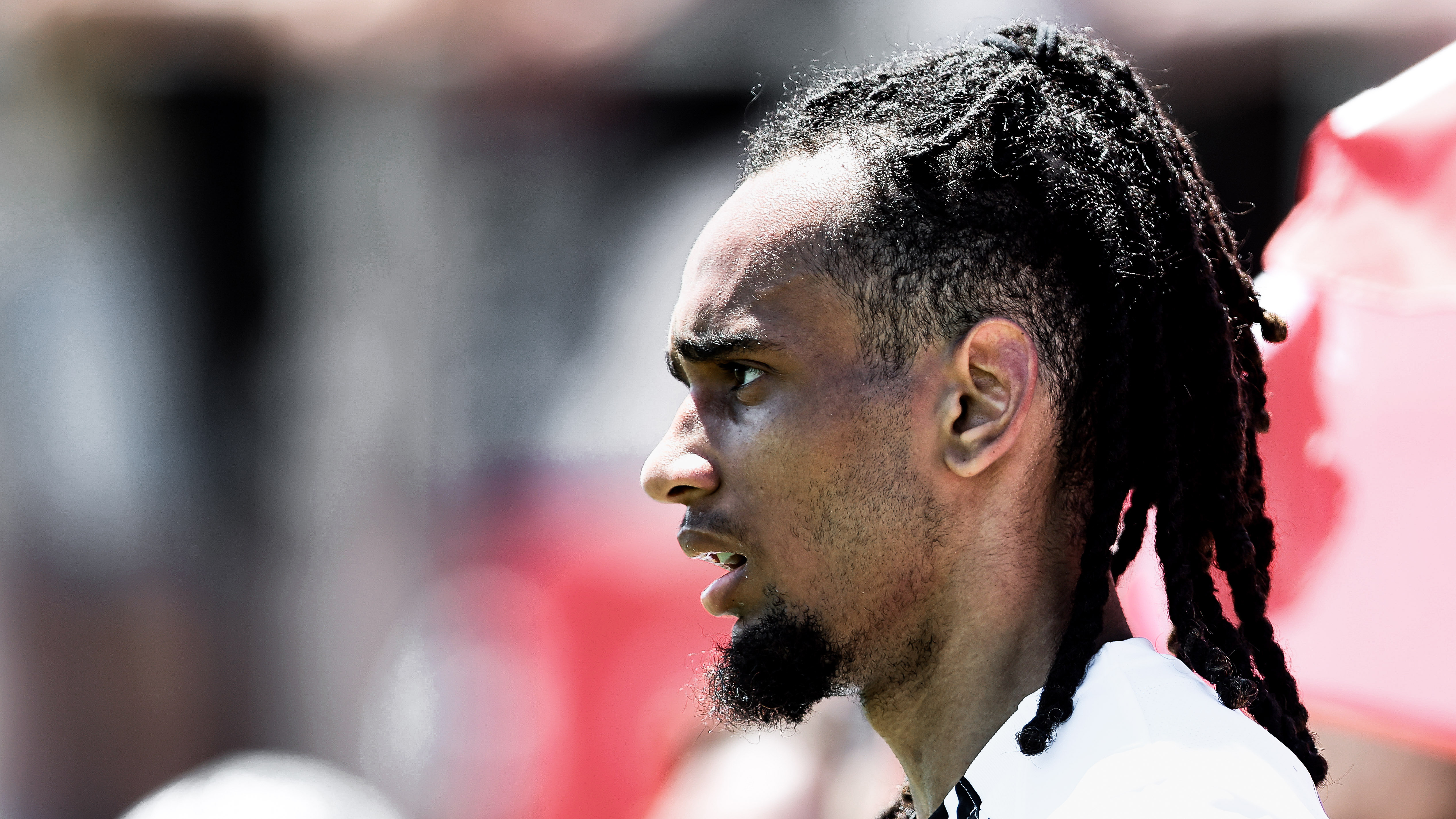 Ein Spieler mit langen Haaren schaut nach links