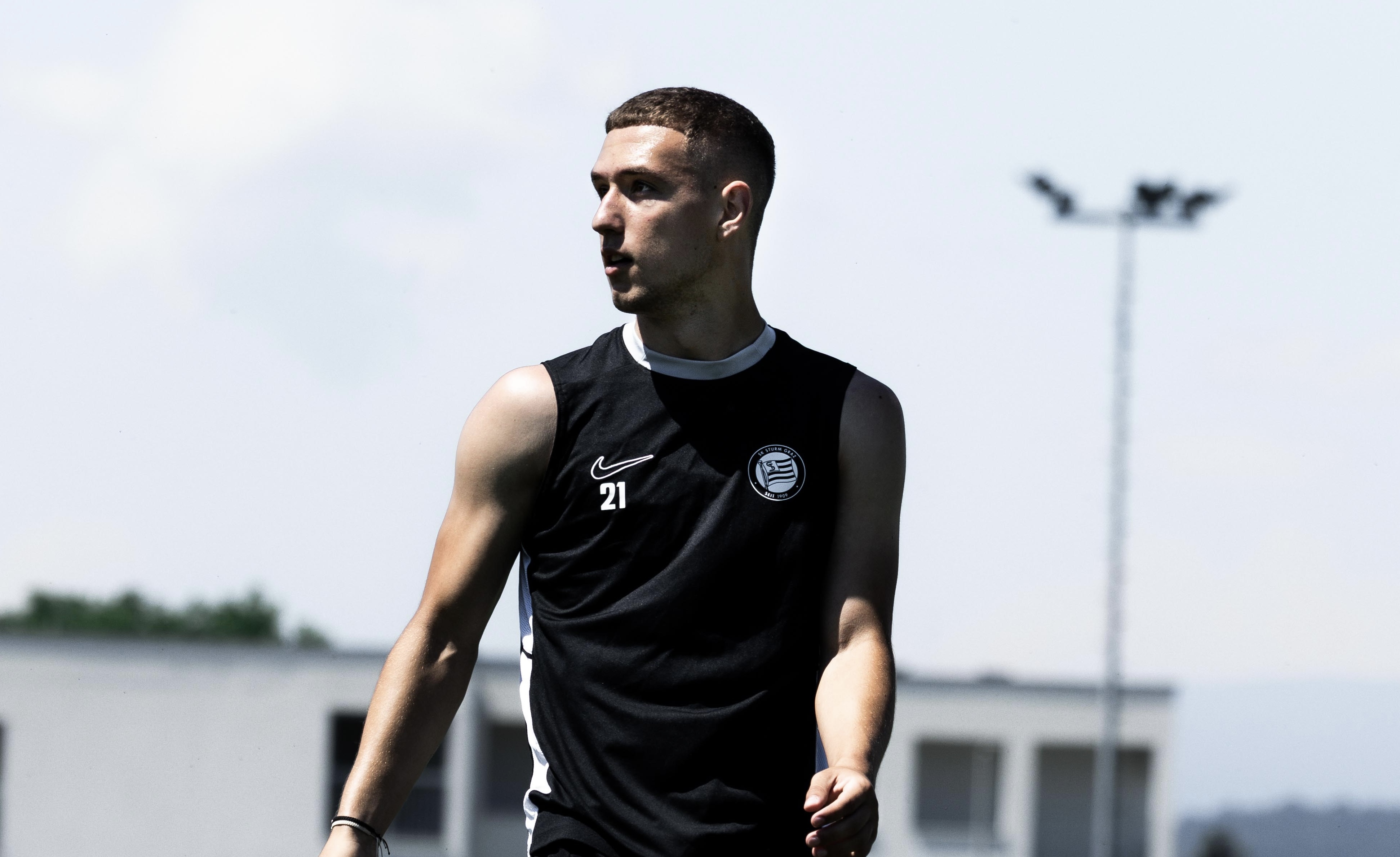 Ein Spieler in einem schwarzen Shirt schaut nach links