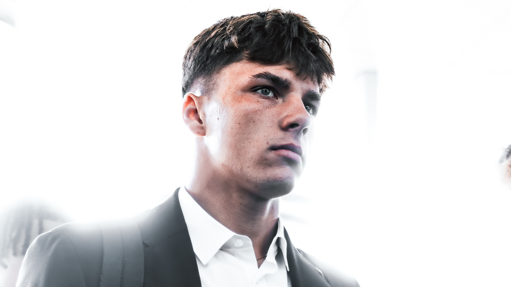 Ein Spieler im Anzug schaut in die Ferne