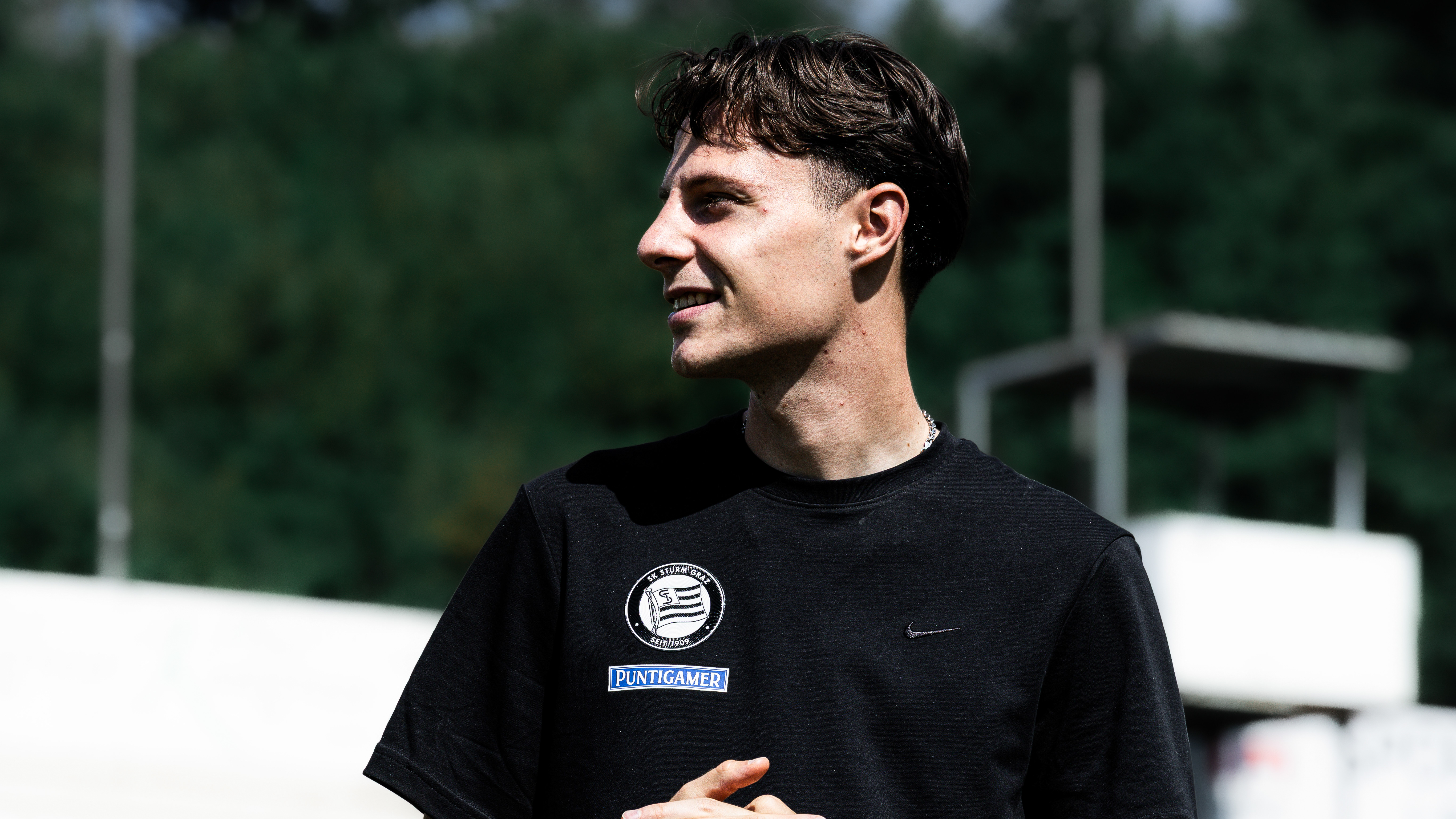 Ein Spieler in einem schwarzen Shirt lacht