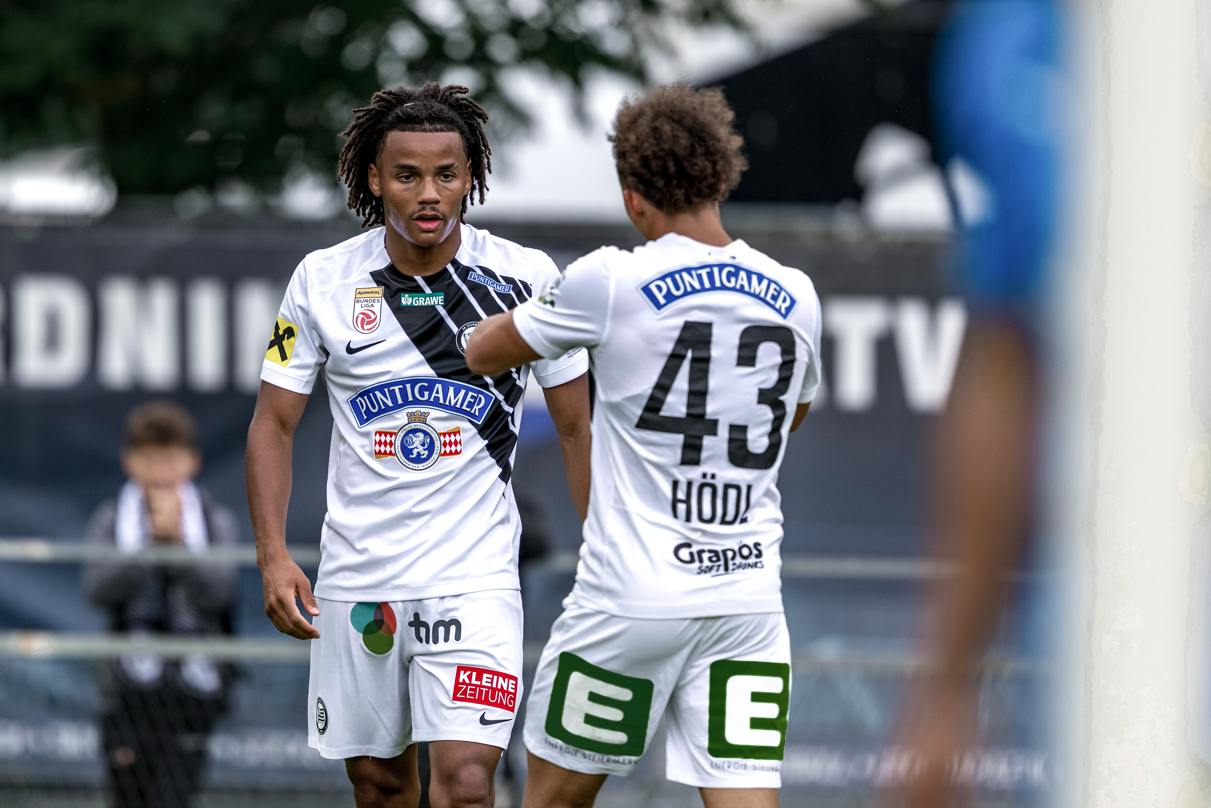 Zwei Fußballspieler bejubeln ein Tor