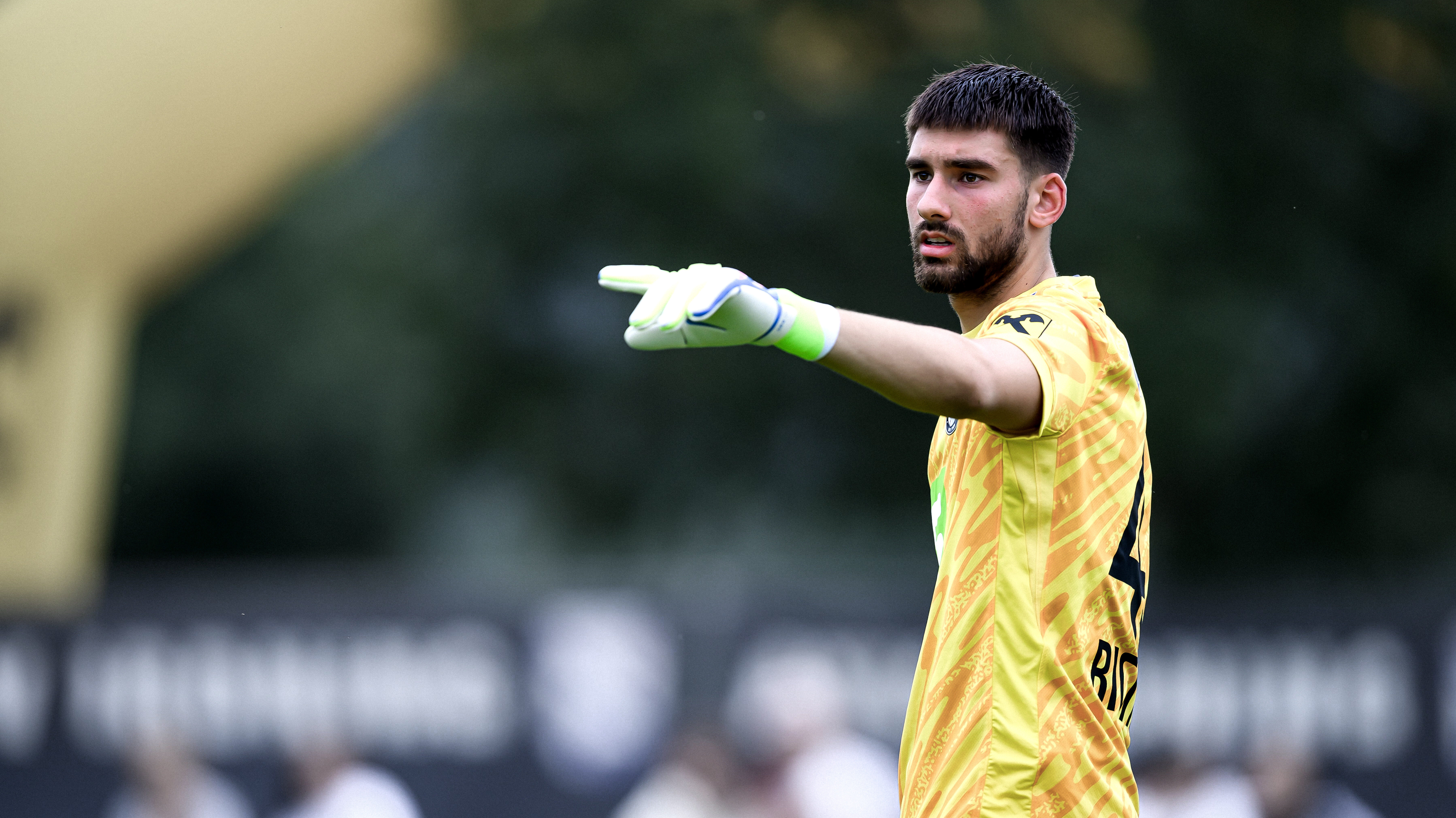 Ein Mann mit Handschuhen zeigt in eine Richtung