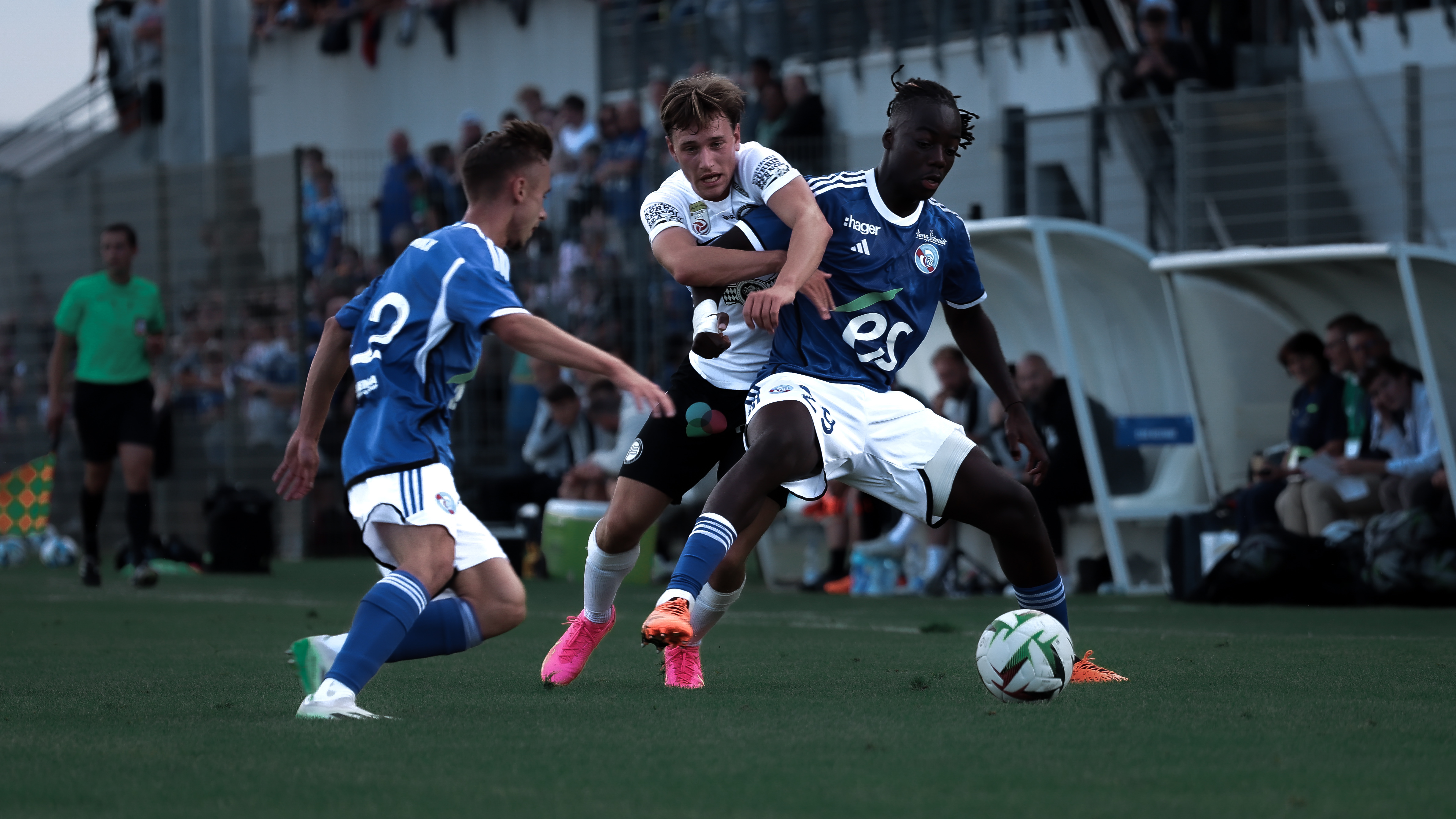 Drei Spieler im Kampf um den Ball