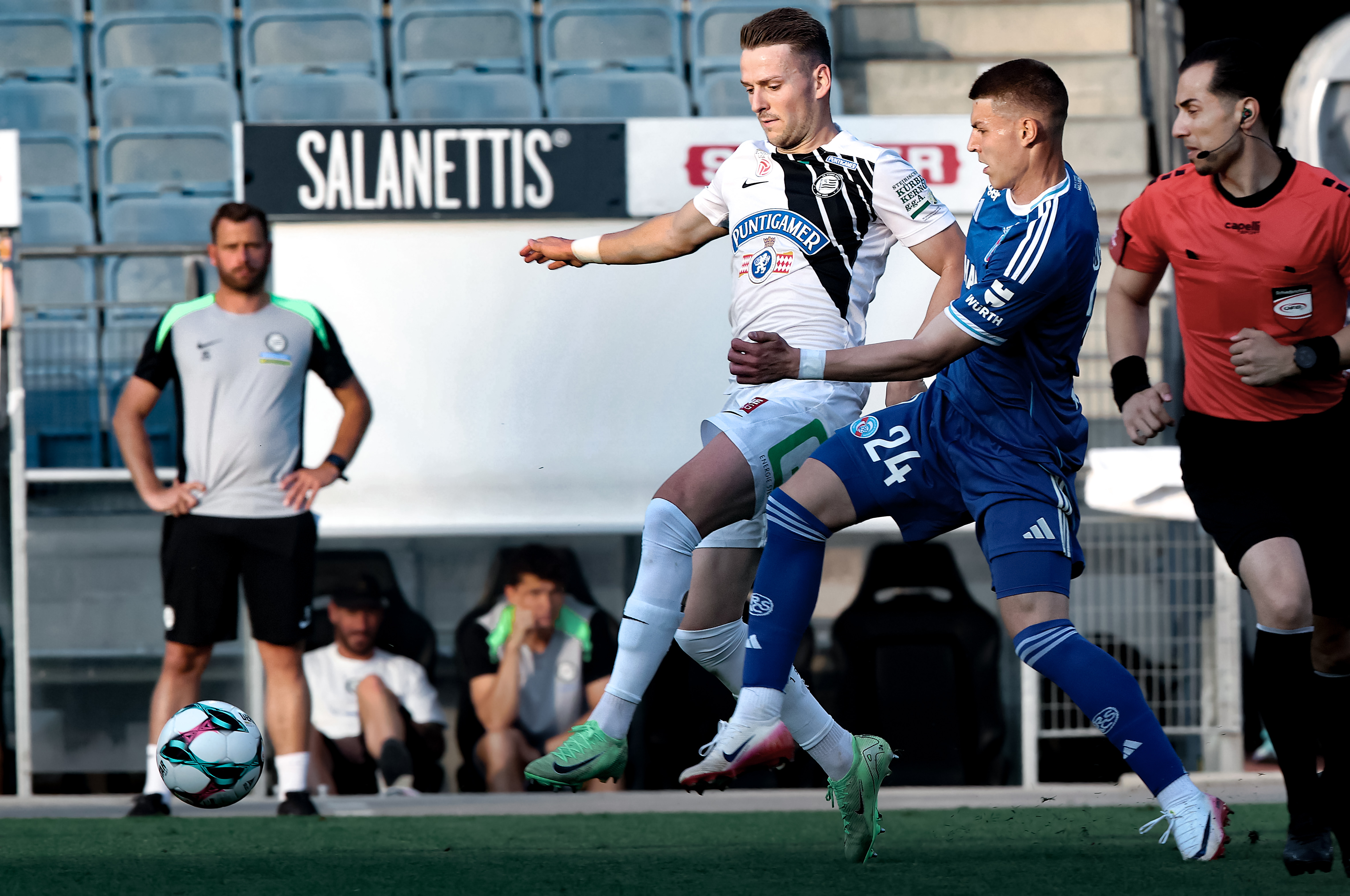 Zwei Fußballer kämpfen um den Ball