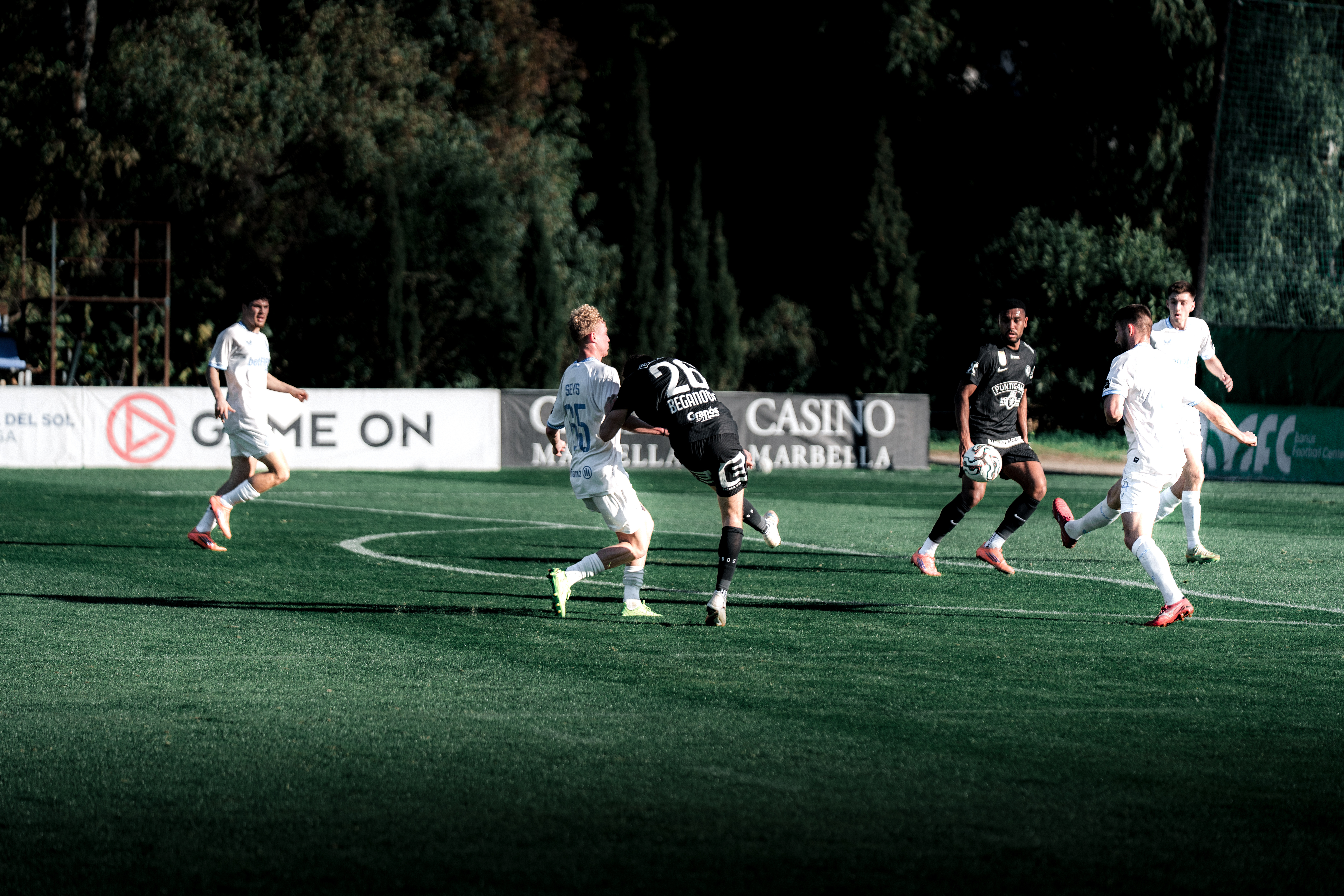 Eine Person schießt auf das Tor