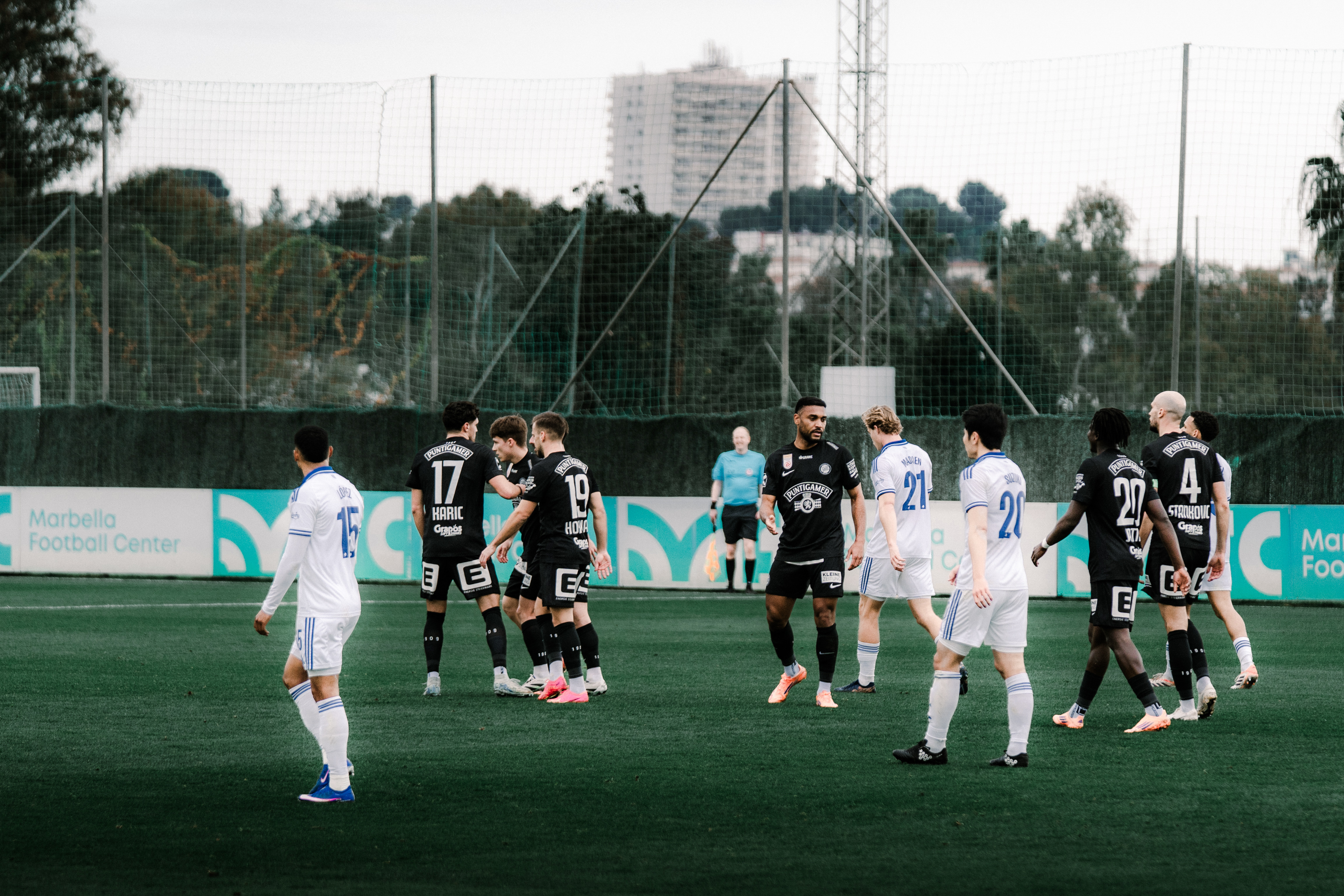 Mehrere Personen jubeln