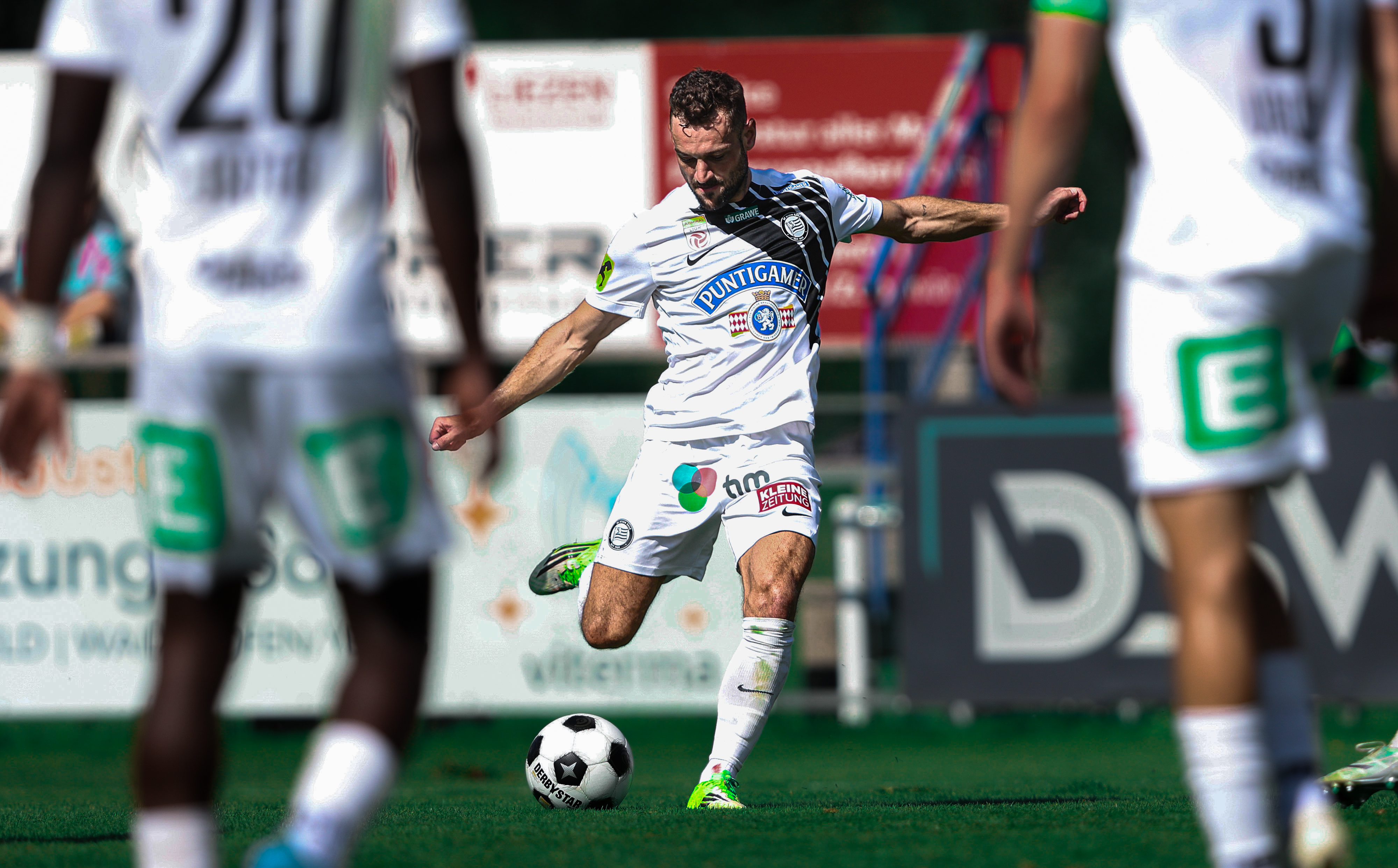 Ein Spieler tritt auf einen Ball.