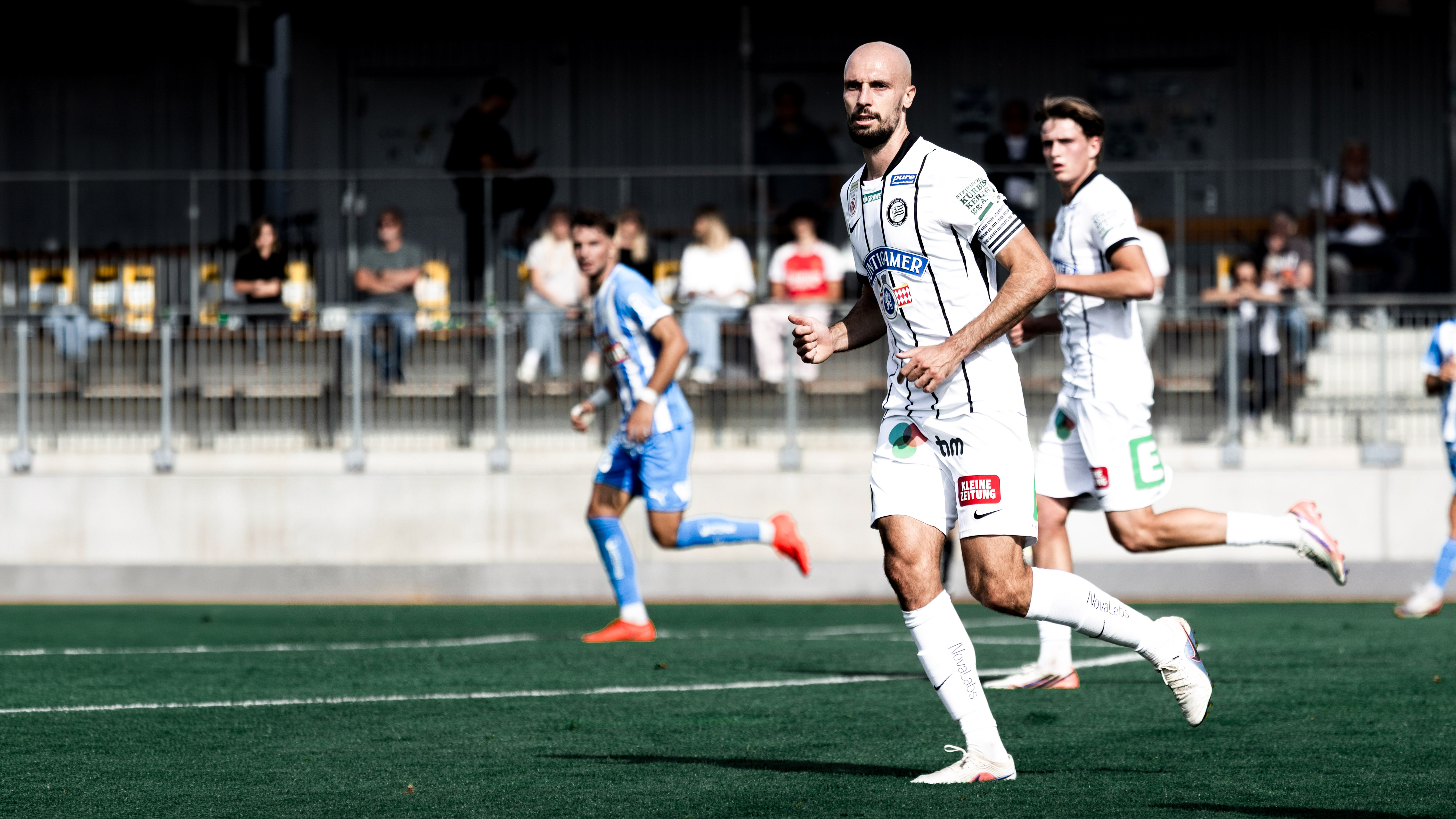 Person laufen auf einem Fußballfeld