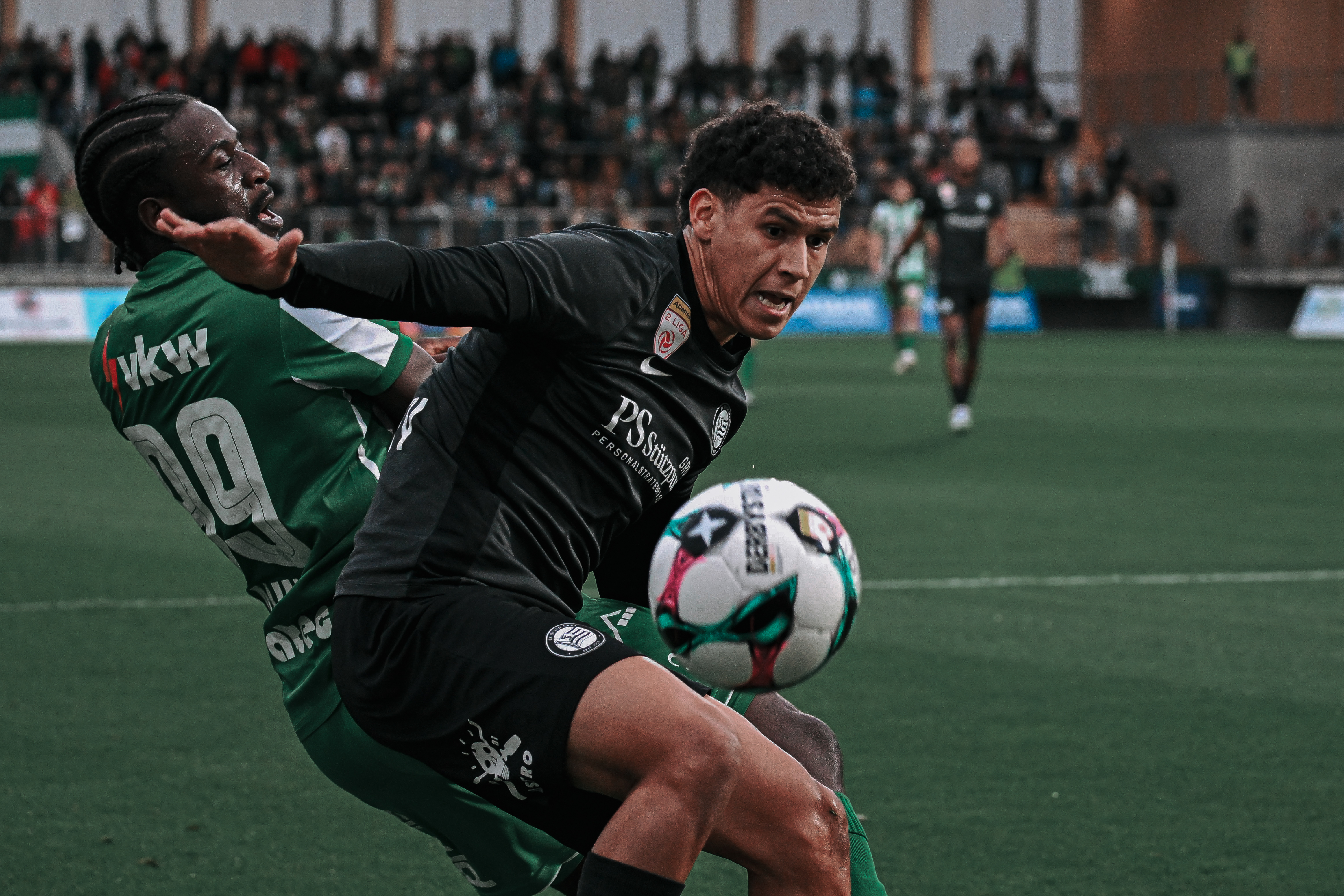 Zwei Männer spielen Fußball