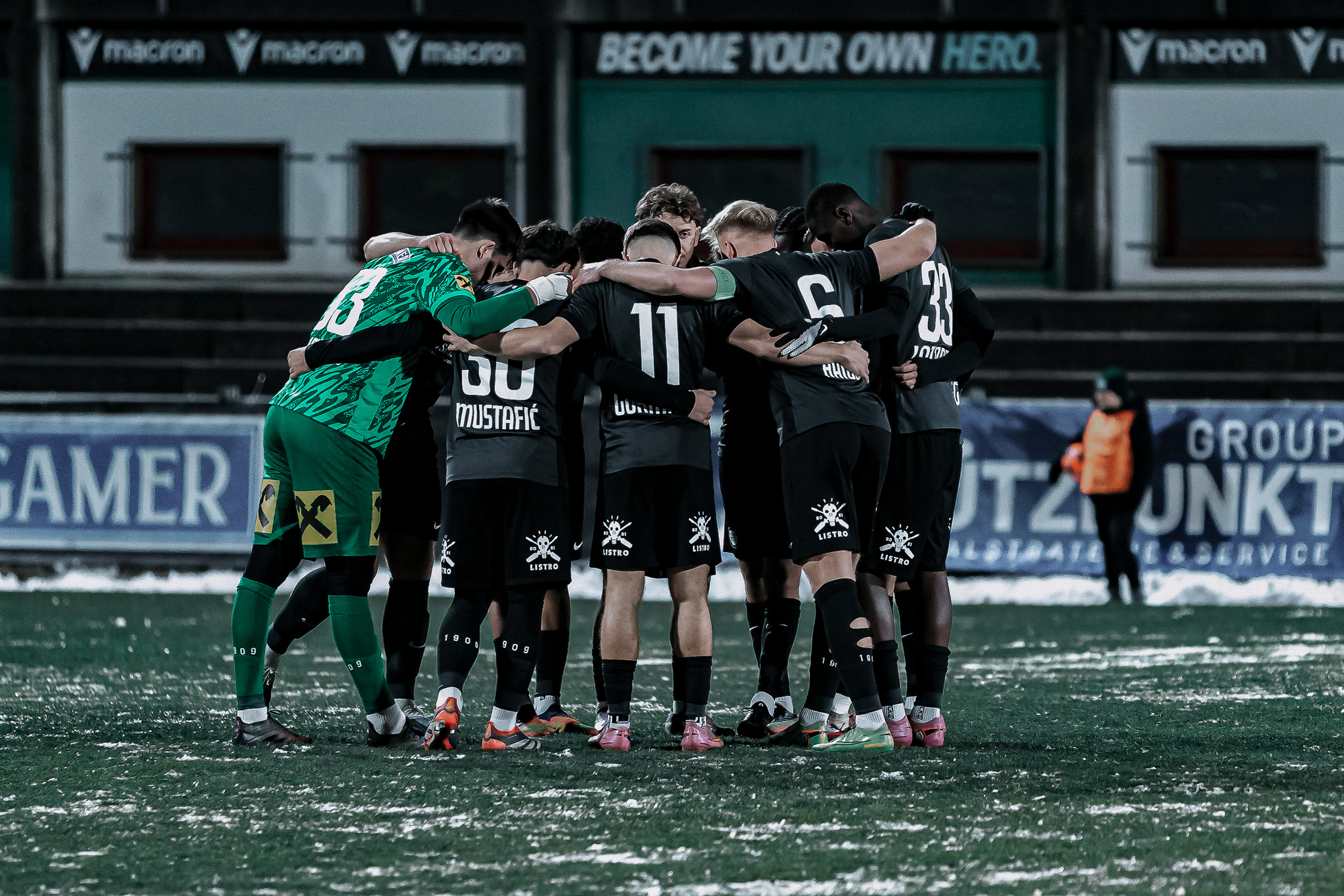 Fußballer stehen im Kreis