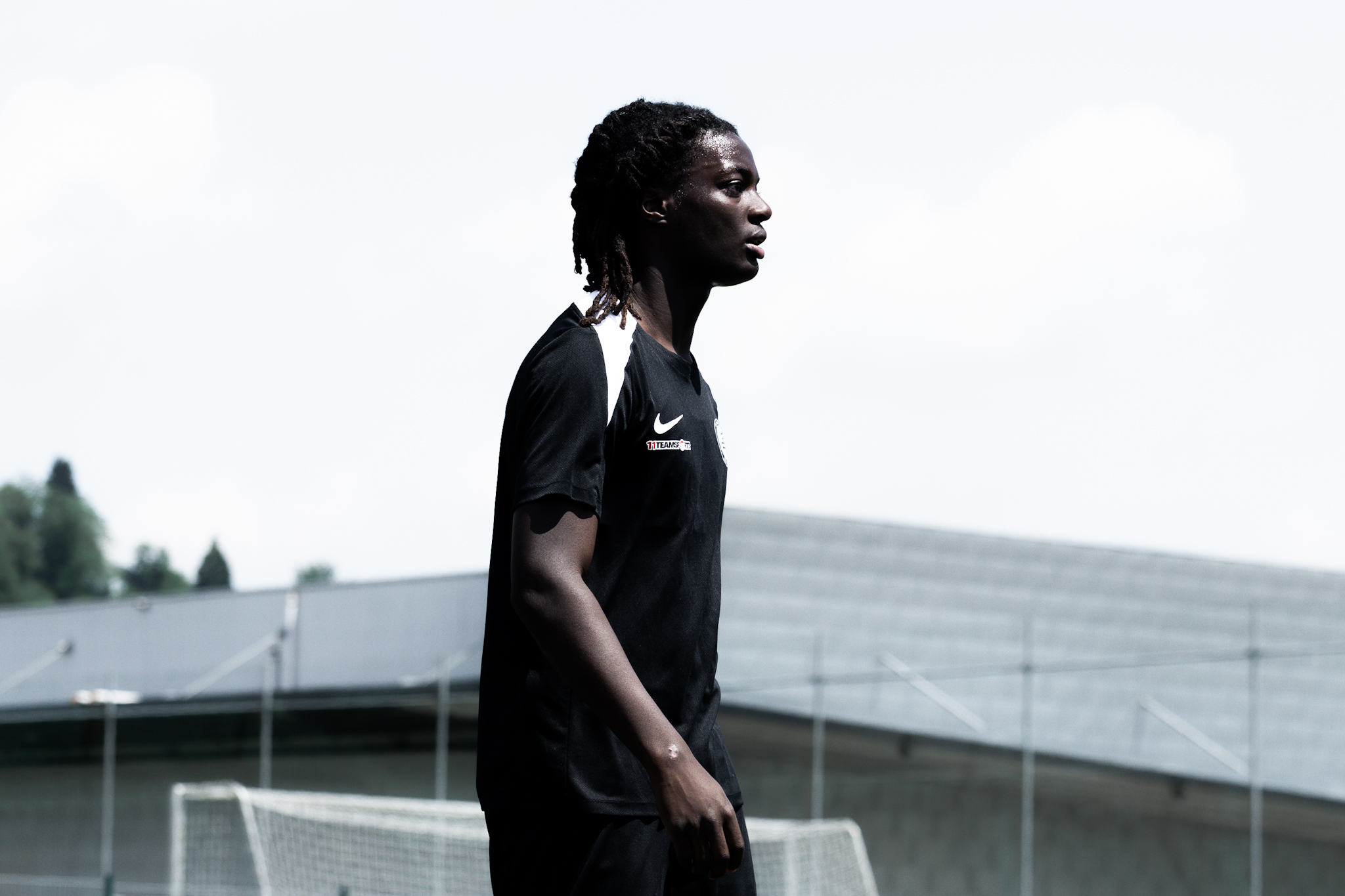 Ein Spieler in einem schwarzen Trainingsleiberl schaut in die Ferne