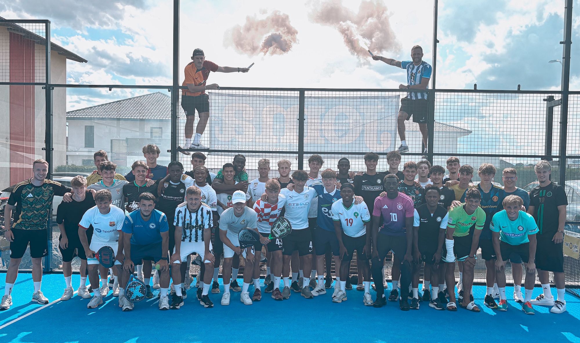 30 Männer auf einem Padelfeld in Gössendorf