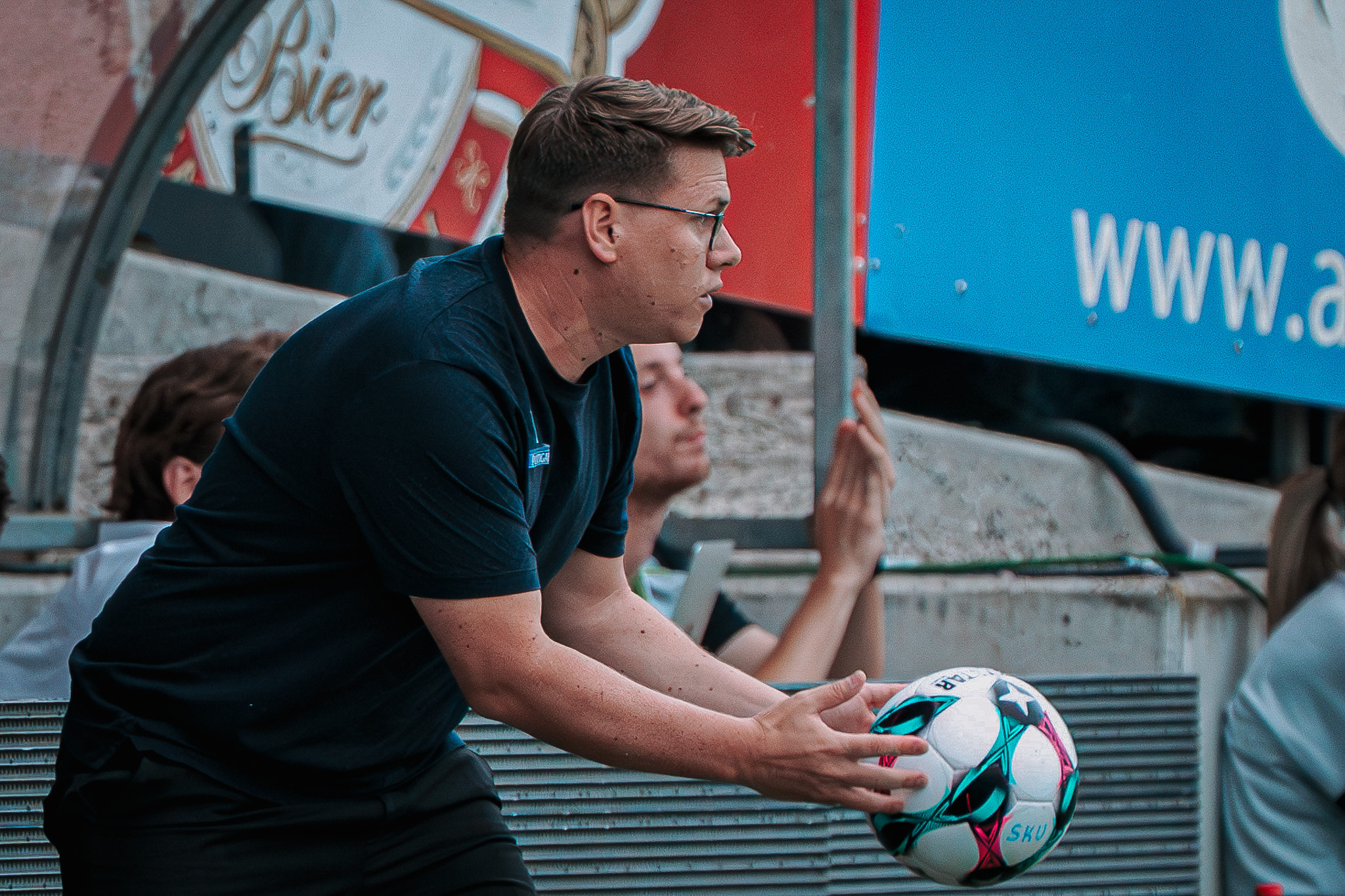 Mann hat Fußball in der Hand