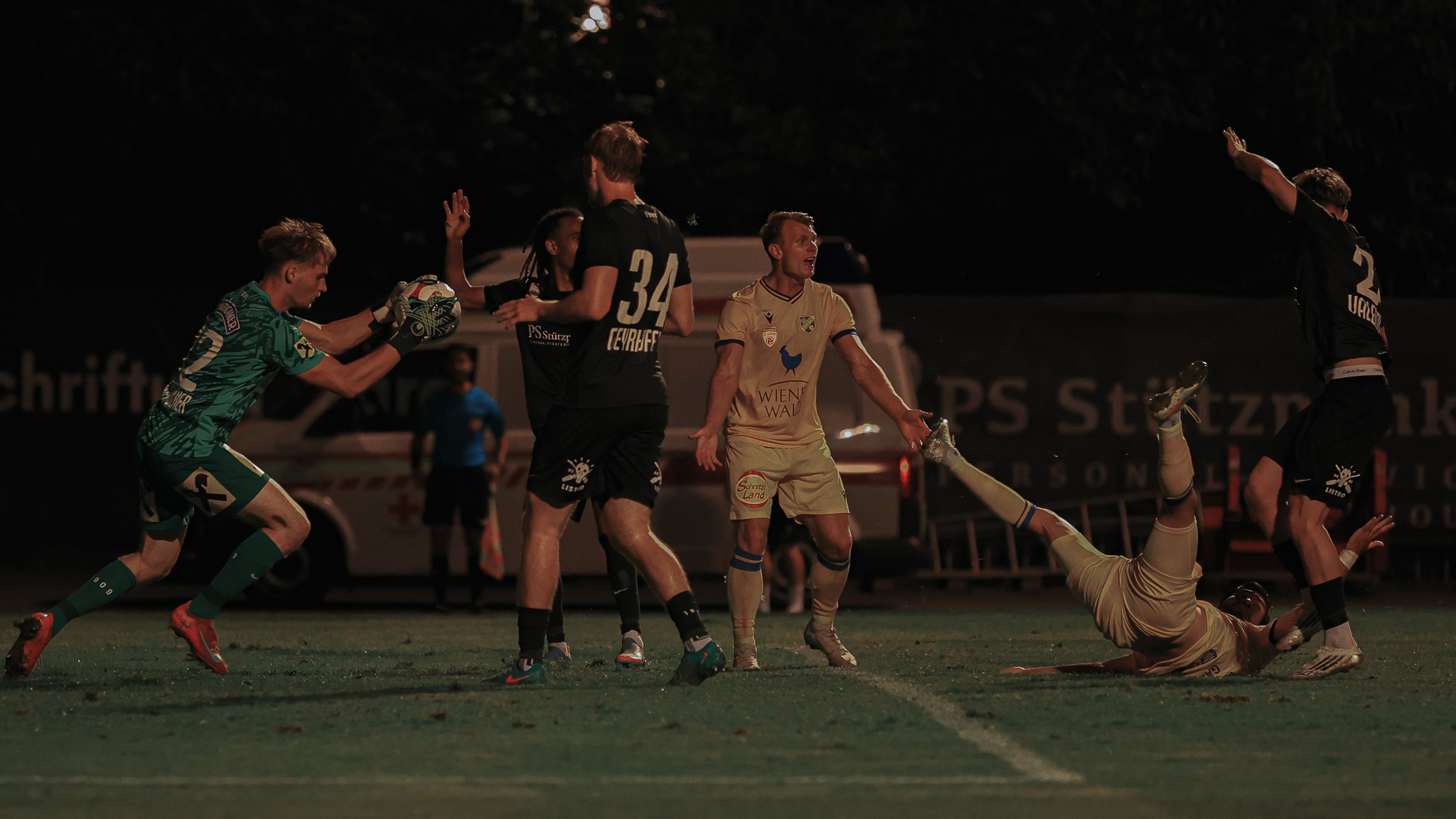 Fußballspiel, Spieler kämpfen um den Ball.