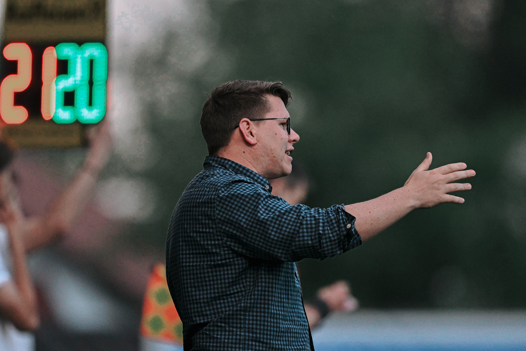 Ein Mann zeigt mit der rechten Hand