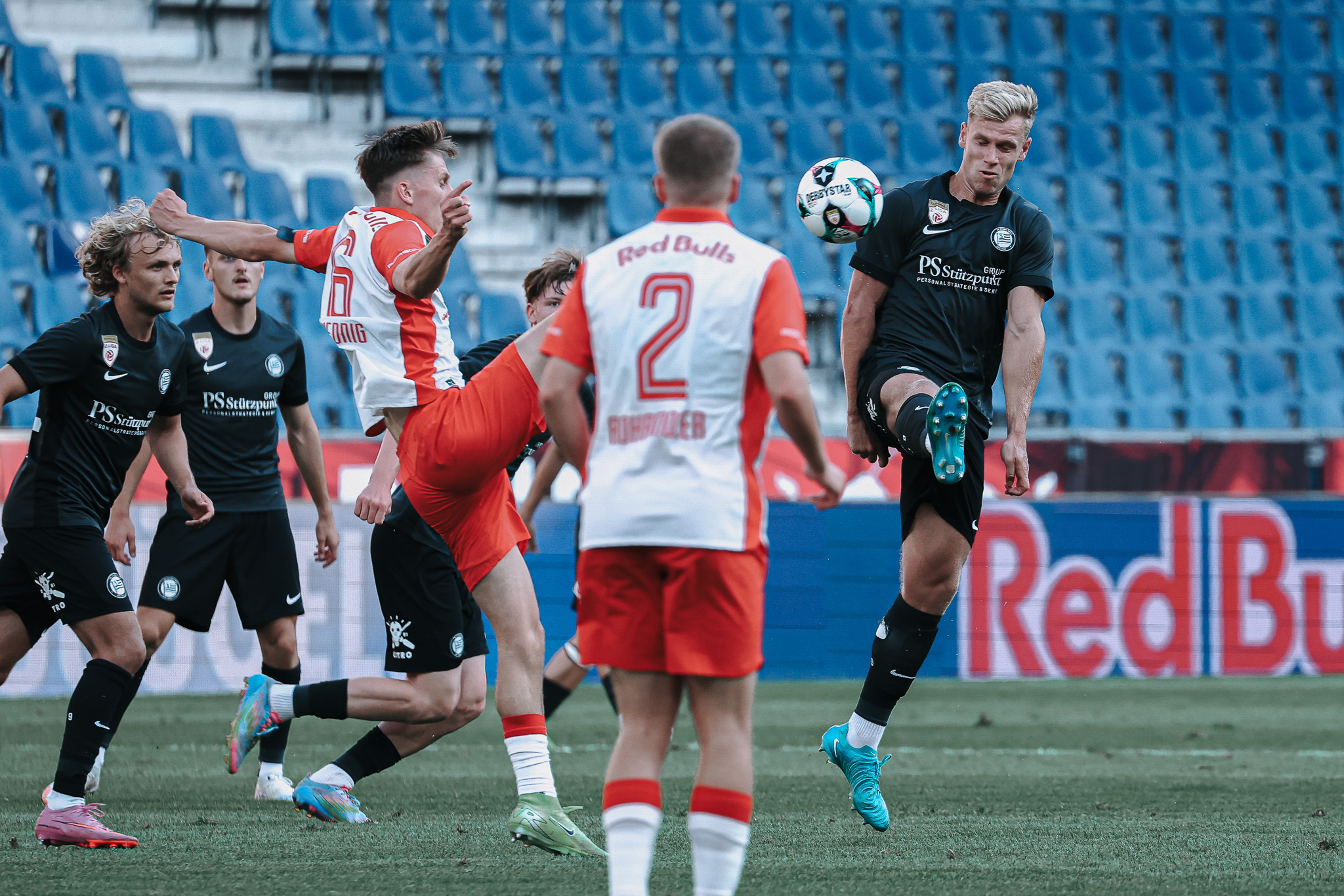 Eine Gruppe Männer spielt Fußball