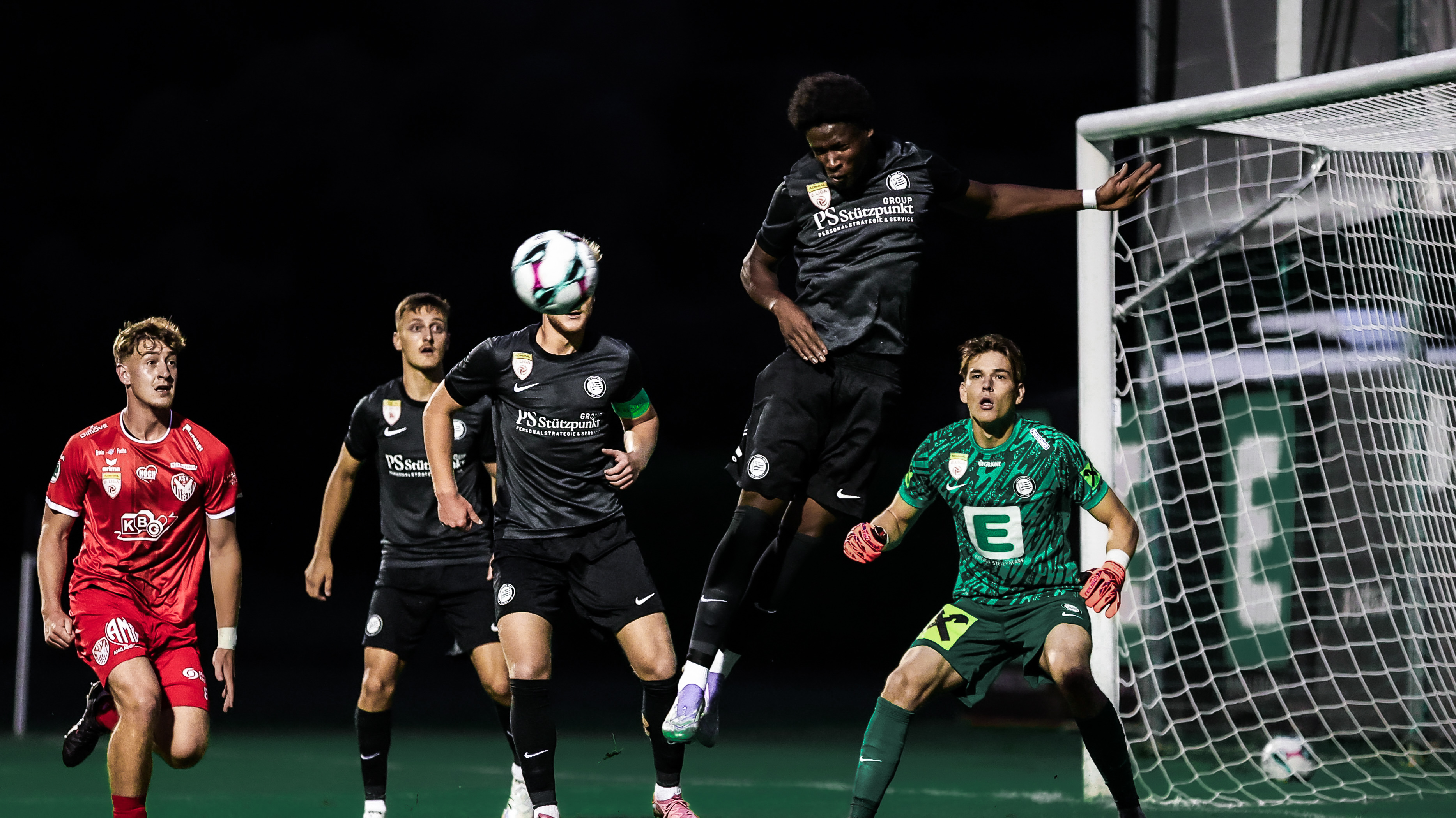 Fünf Spieler und ein Ball