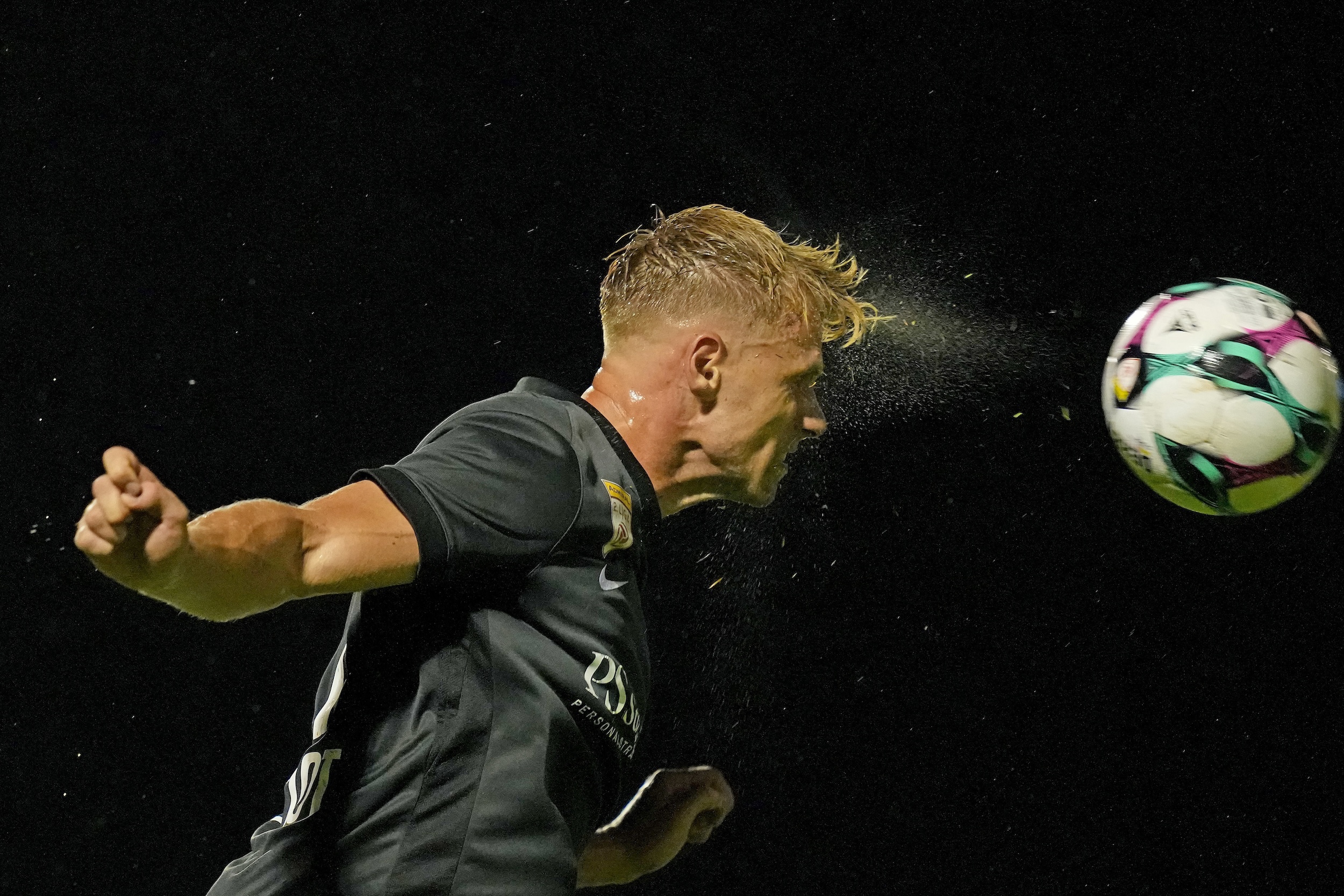 Ein Fußballer köpfelt den Ball