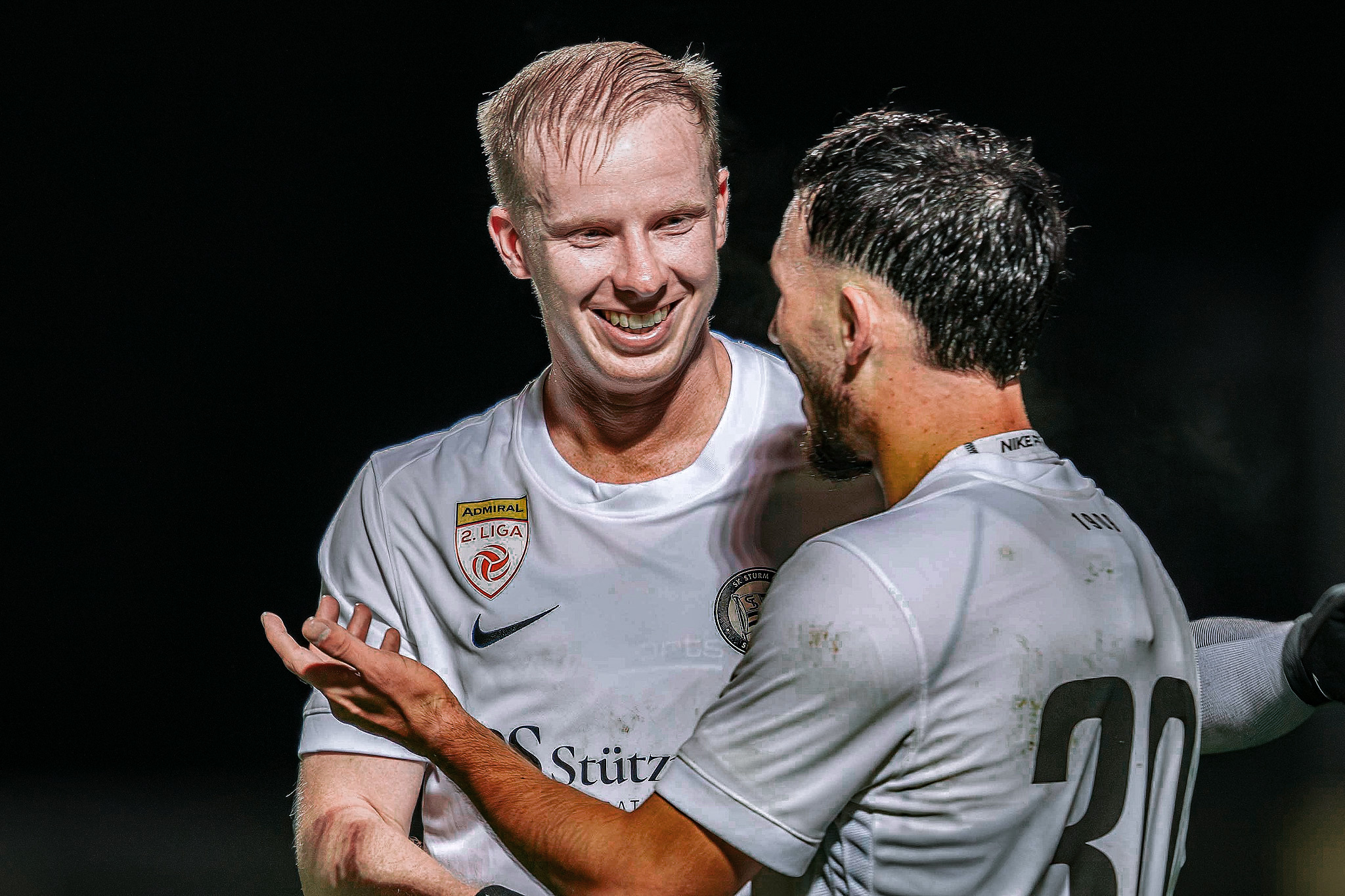 Zwei Männer umarmen sich