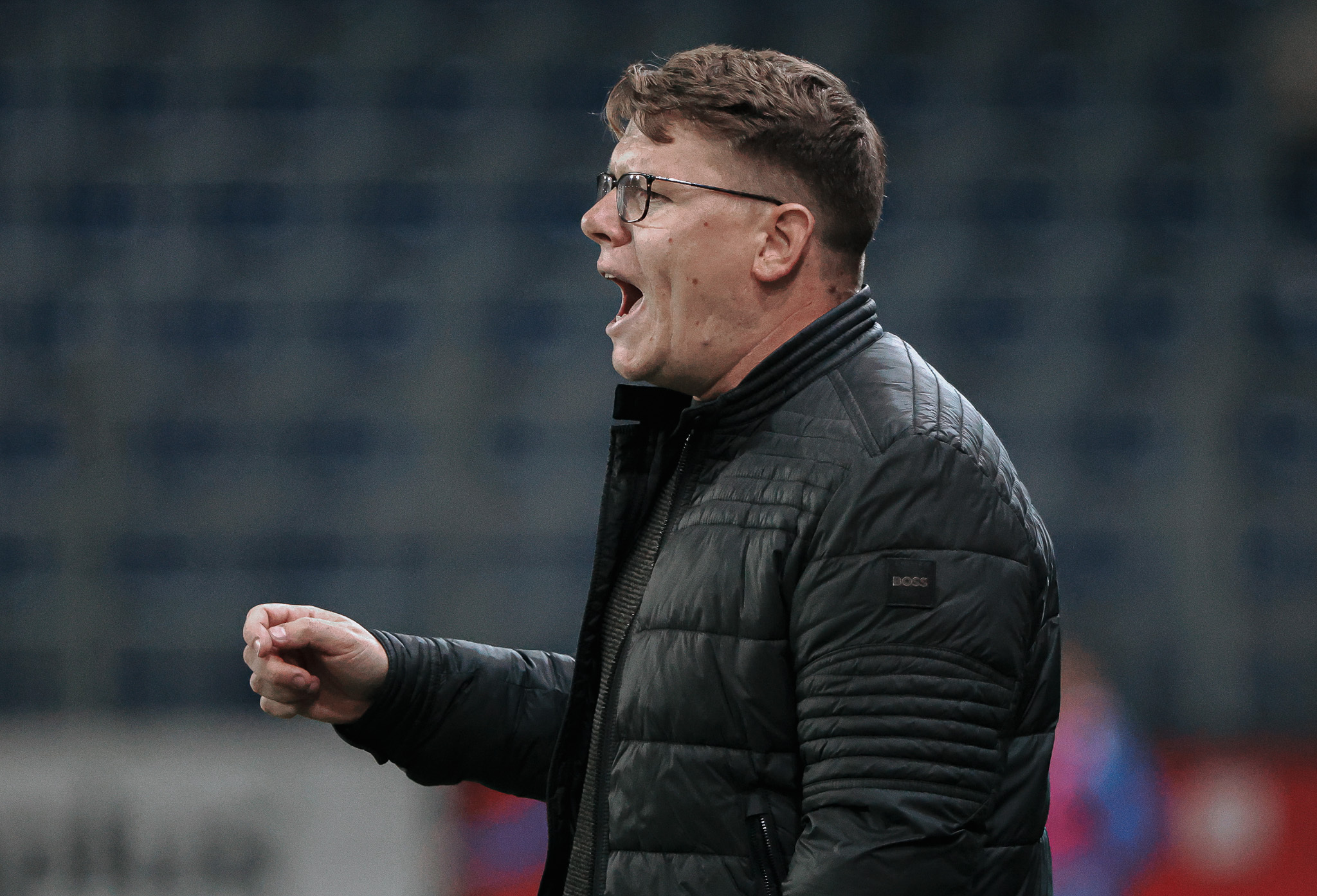 Ein Mann in schwarzer Lederjacke ruft