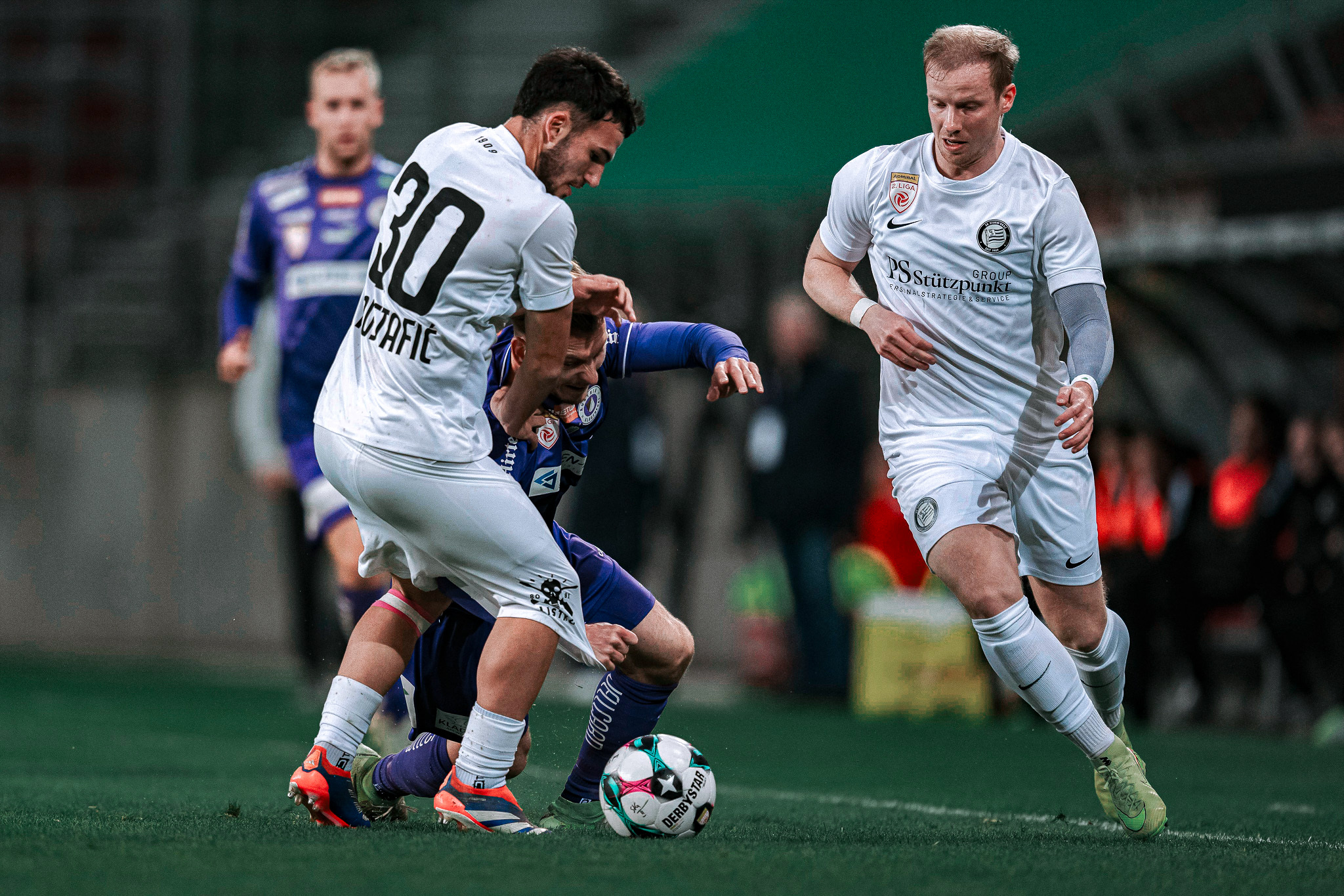 Männer bein Fußballspielen