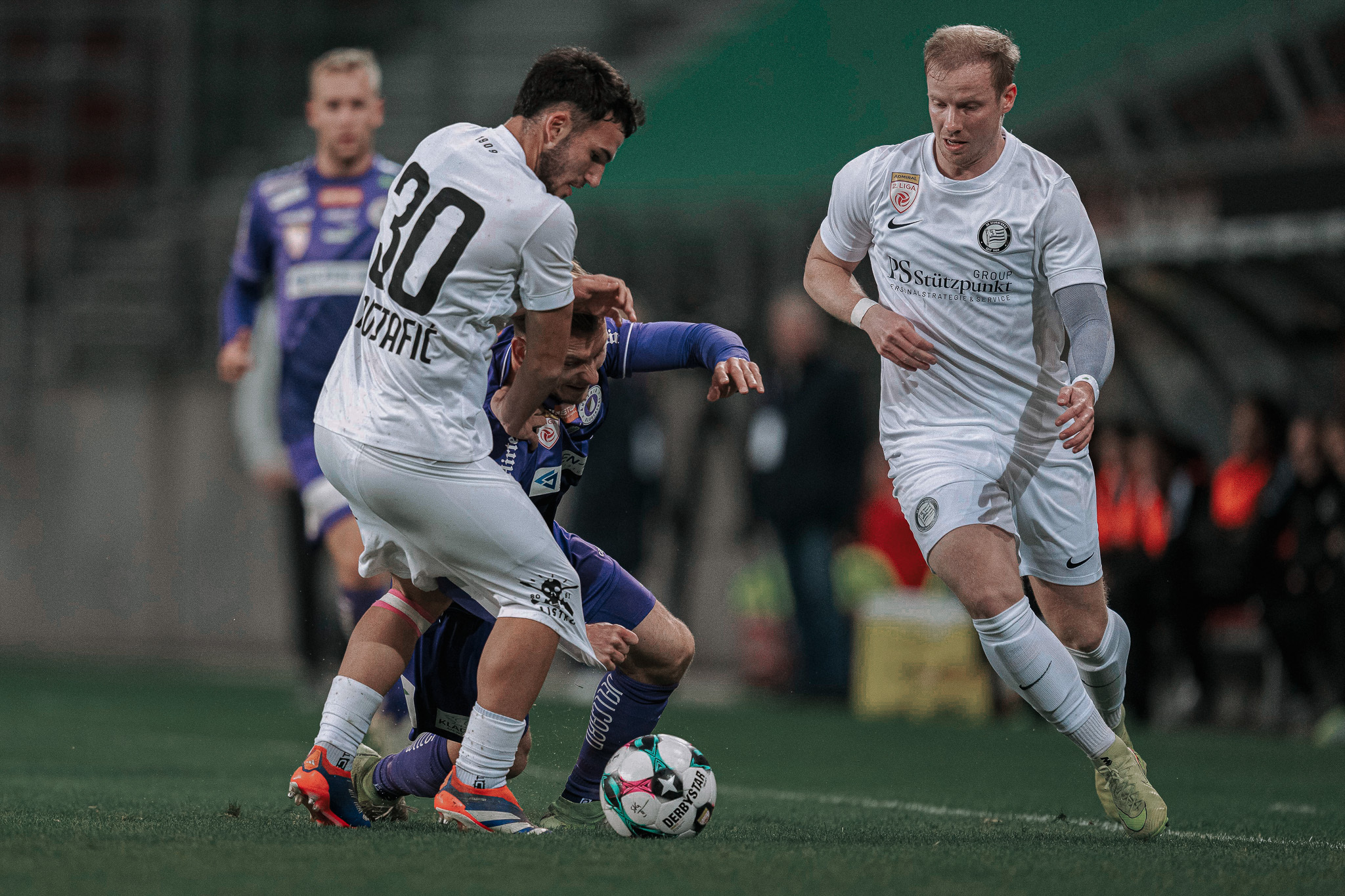 Männer bein Fußballspielen