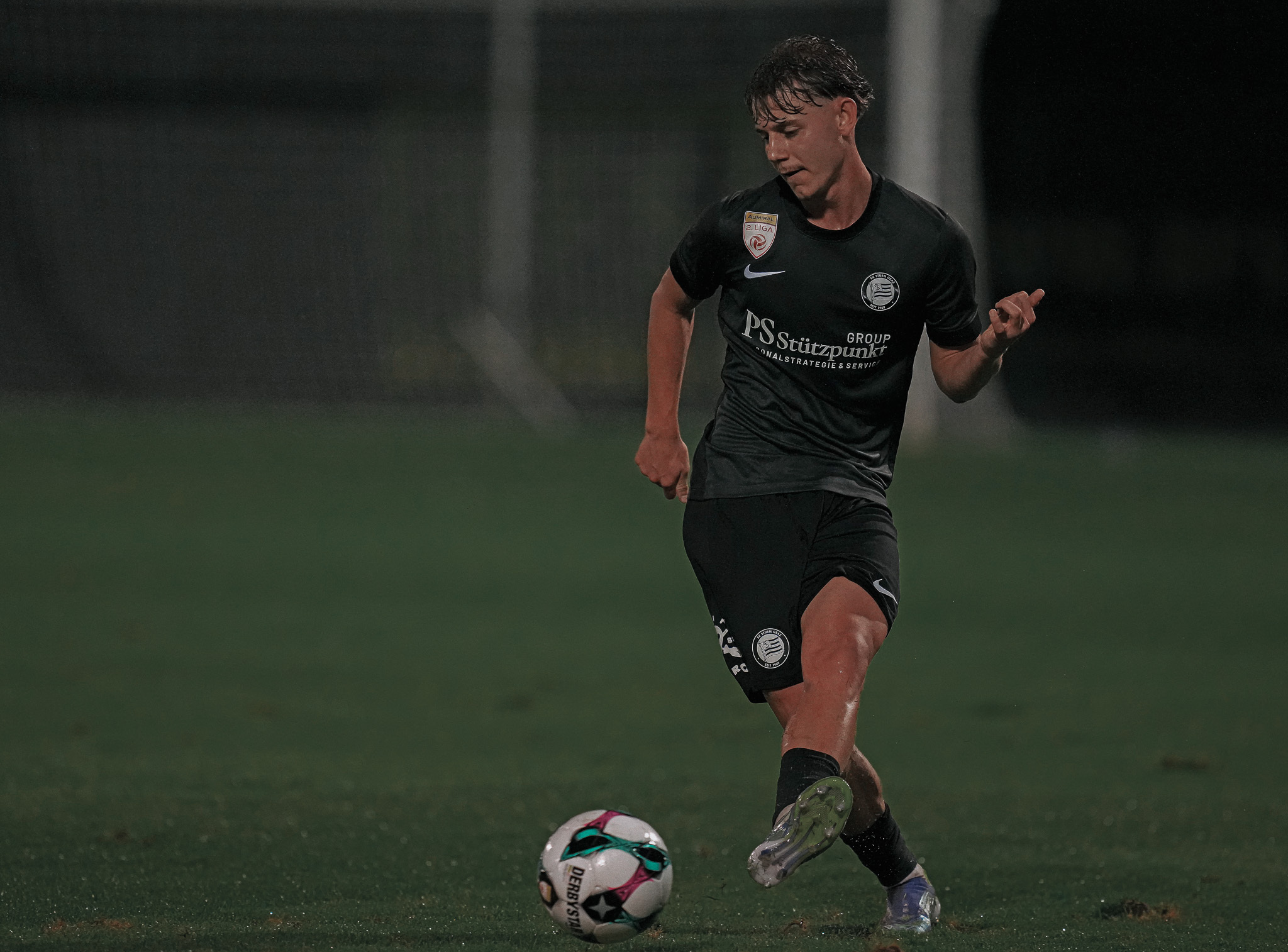 Ein Mann spielt Fußball
