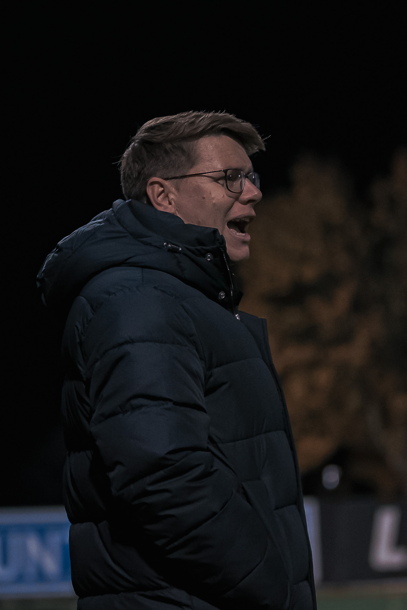 Ein Mann in Jacke ruft