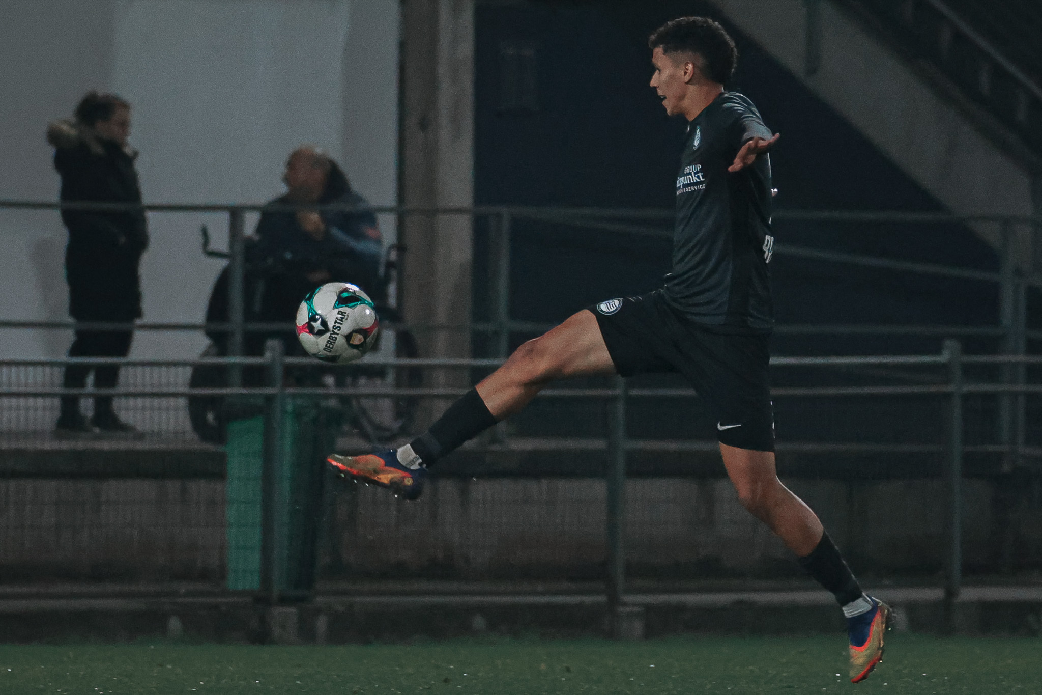 Ein Fußballer mit einem Ball