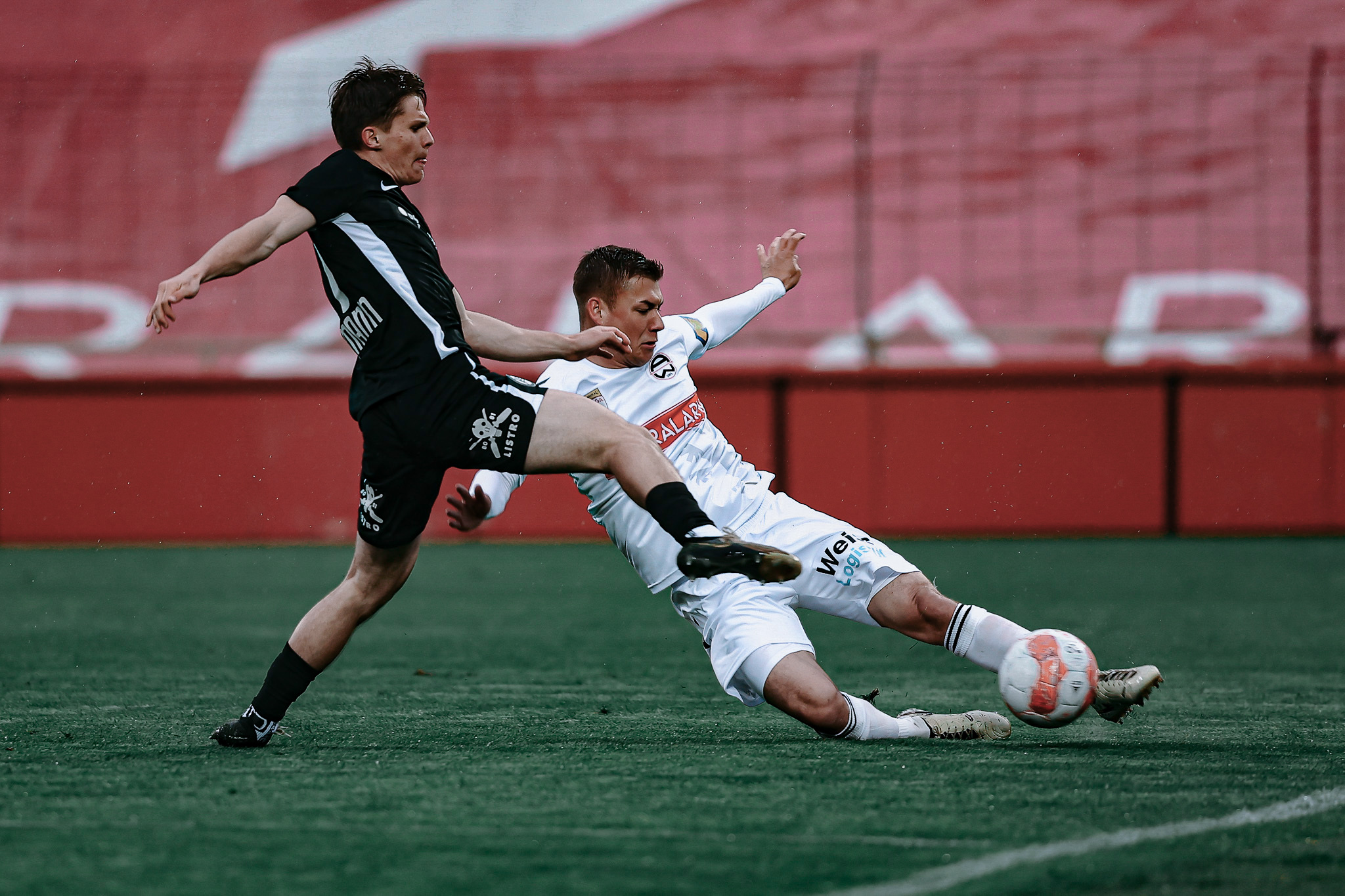 Zwei Männer kämpfen um einen Ball