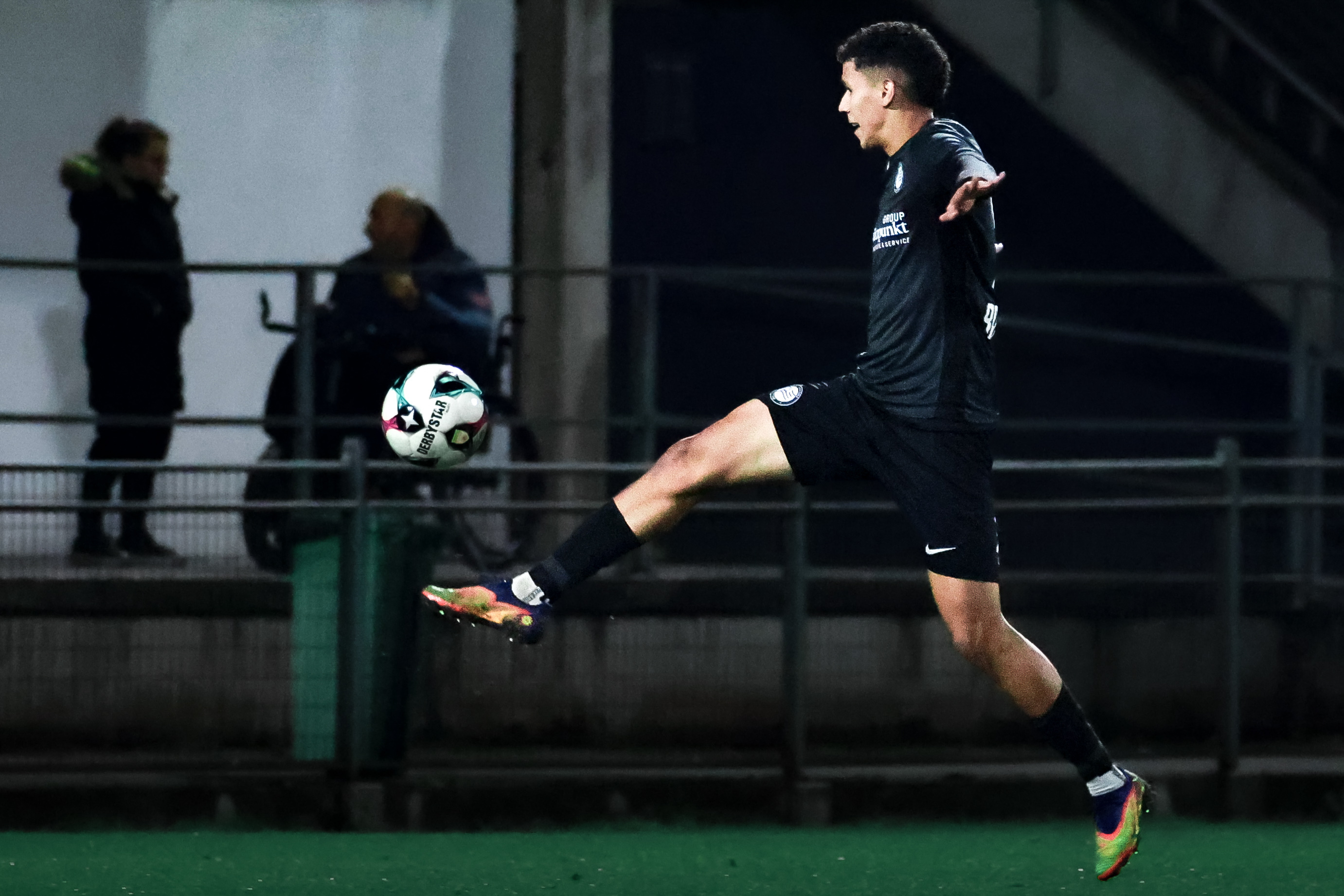 Ein Fußballer mit einem Ball