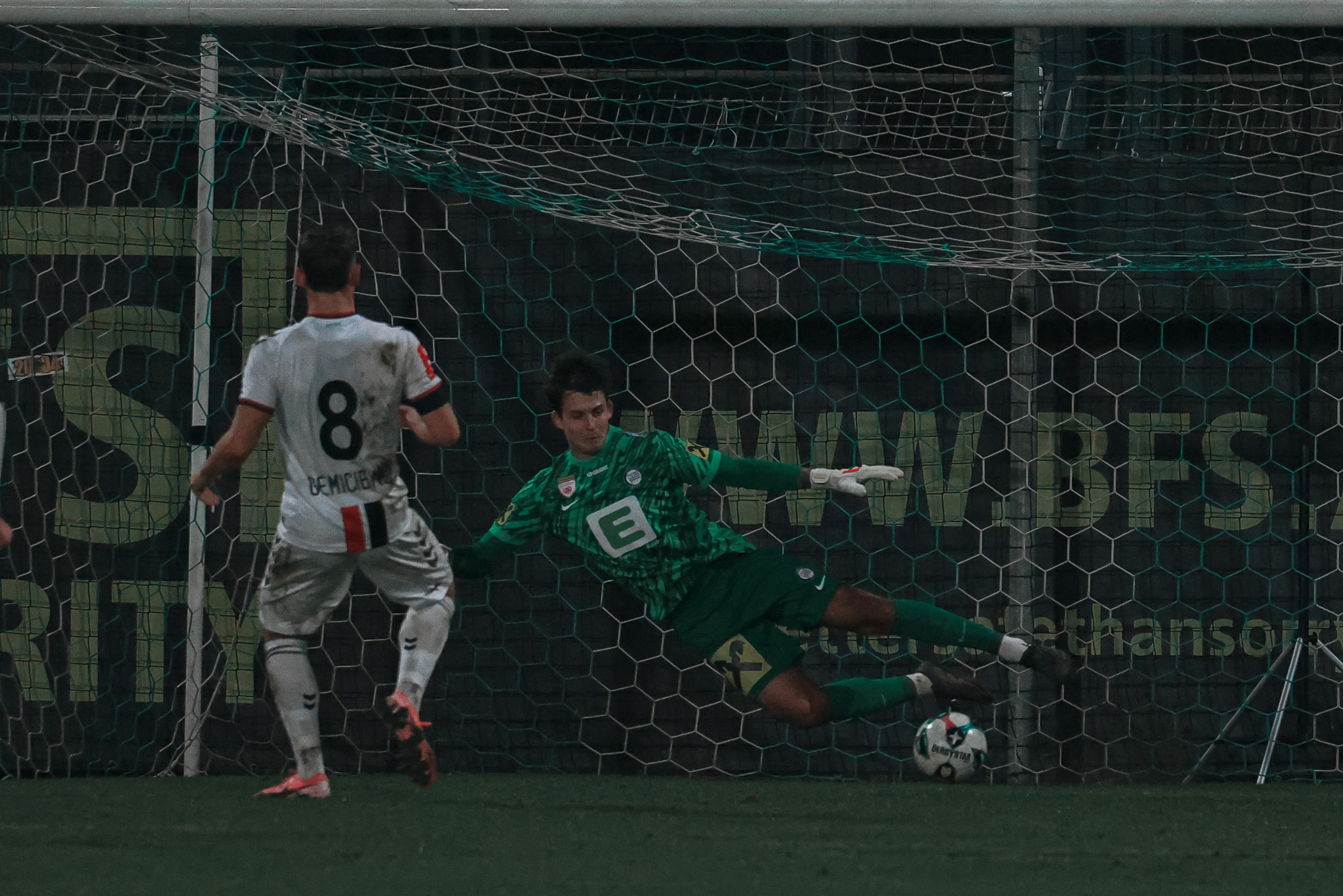 Zwei Männer ein Elfmeter Tor