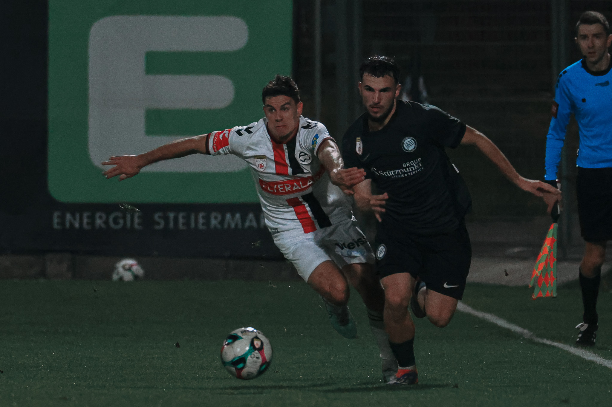 Zwei Männer kämpfen um einen Ball.