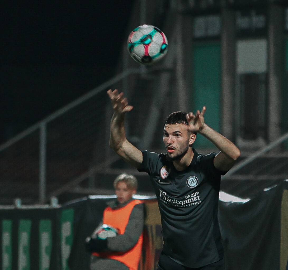 Ein Mann wirft einen Ball.