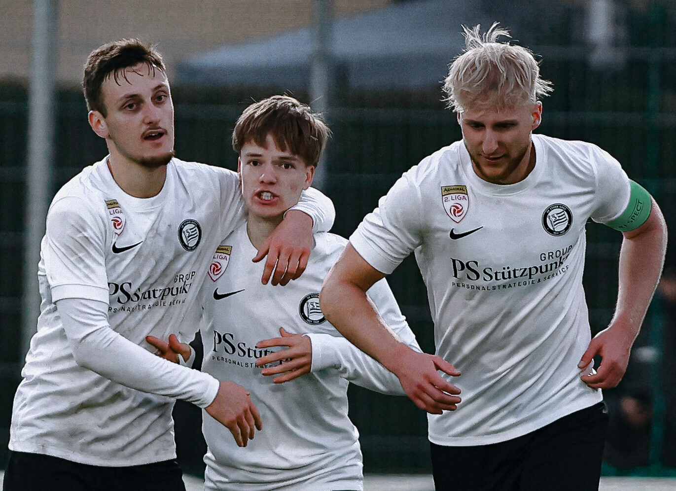 Drei Burschen jubeln.