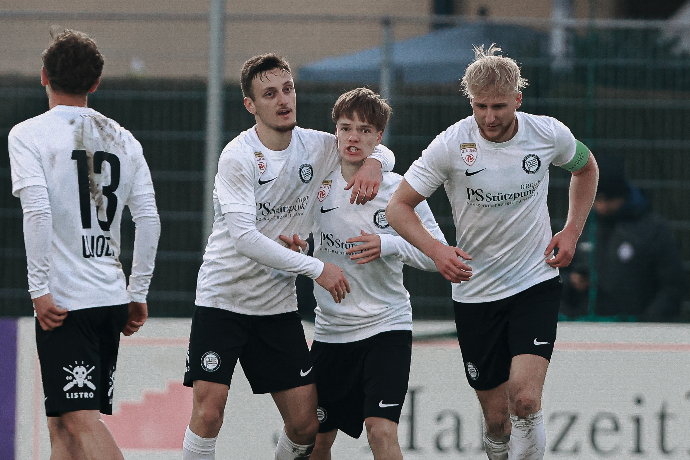 Vier Burschen jubeln.