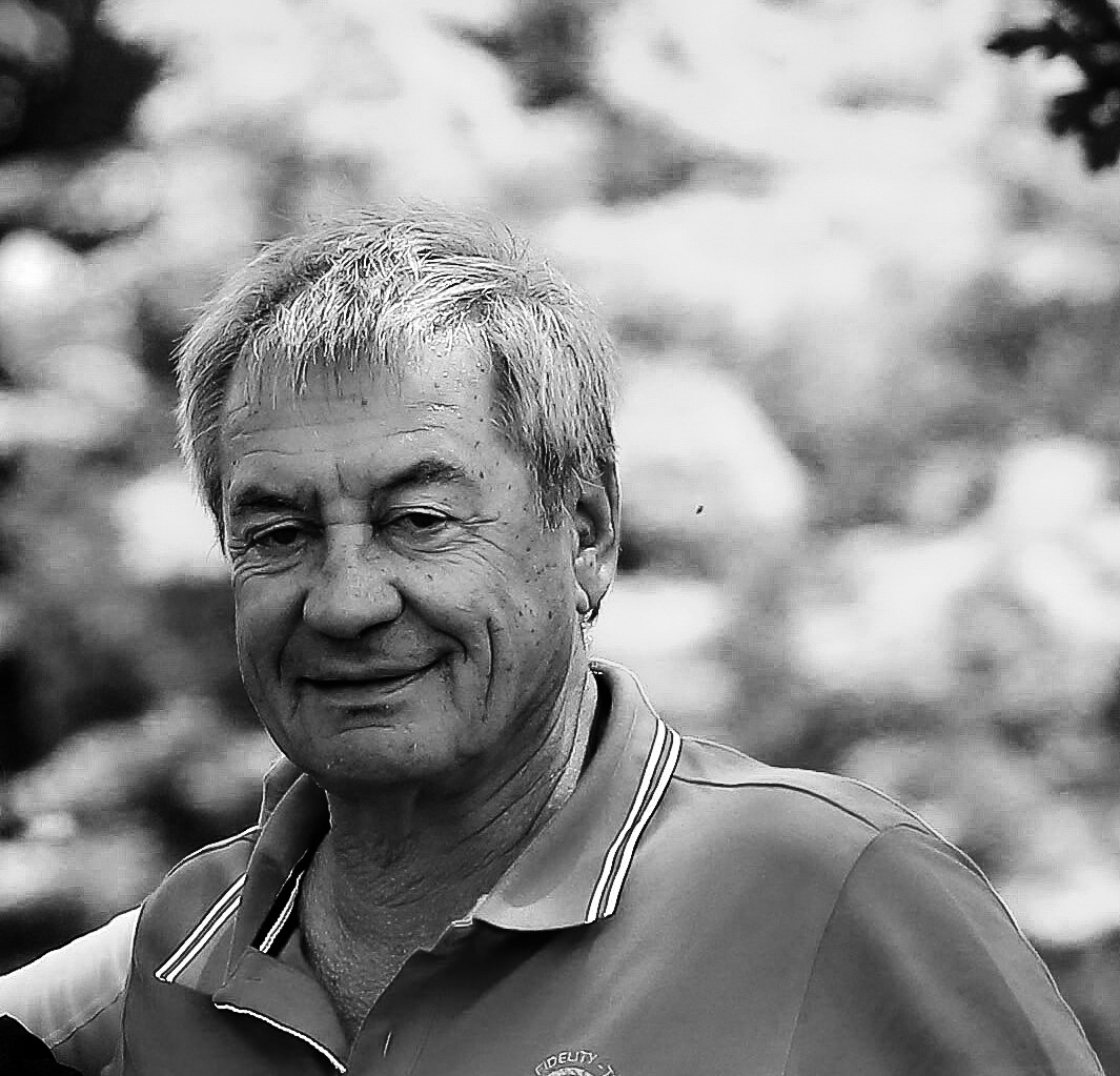 Potrait eines grauhaarigen Mannes.