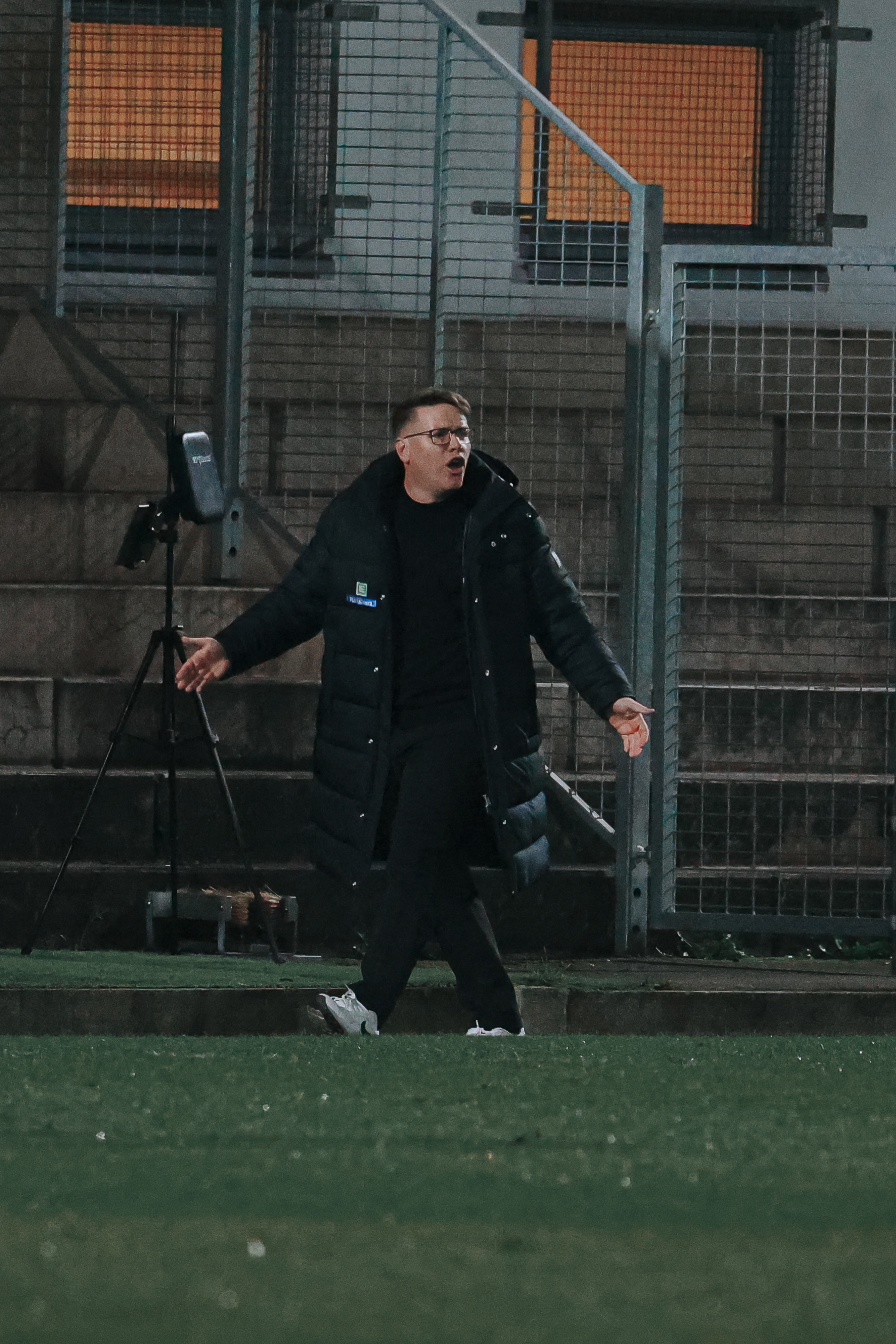 Ein Mann im Mantel ruft.