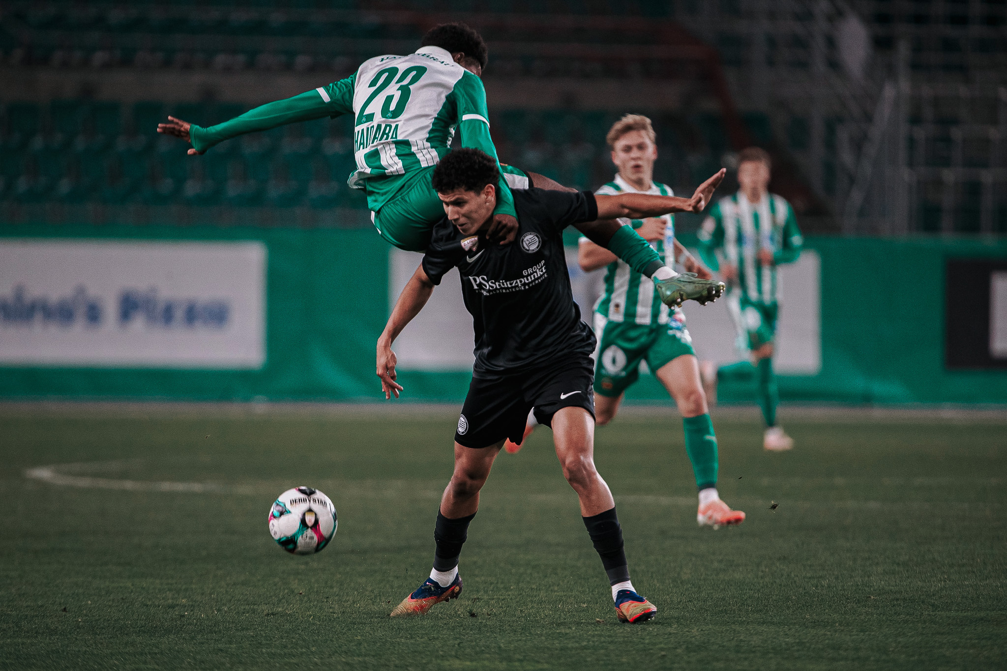 Zweikampf zweier Fußballer.