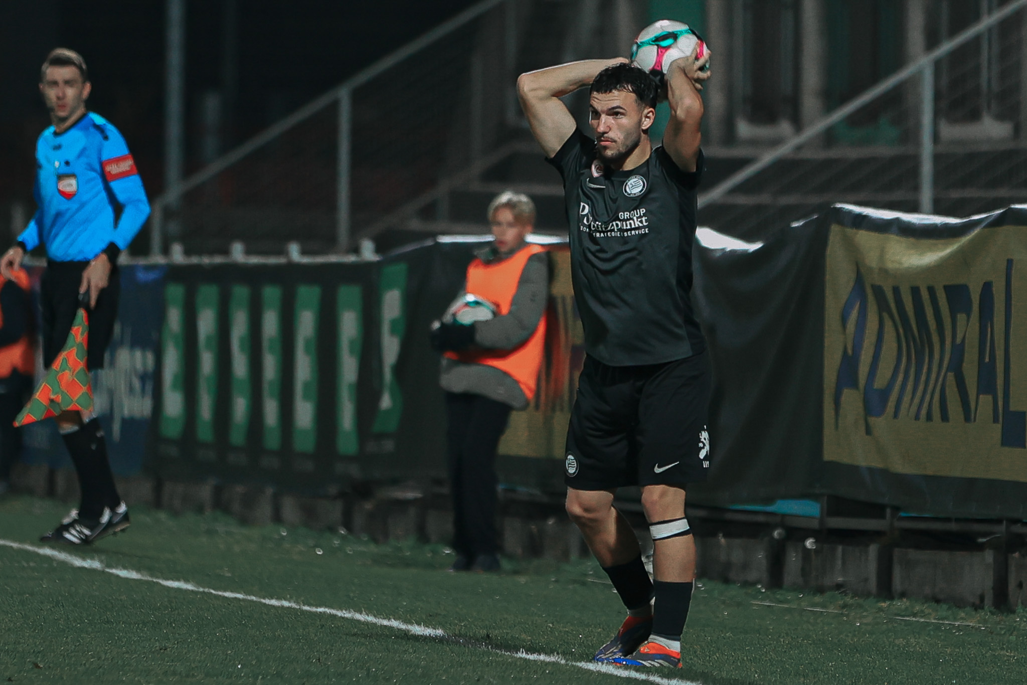 Ein Fußballer beim Einwurf.