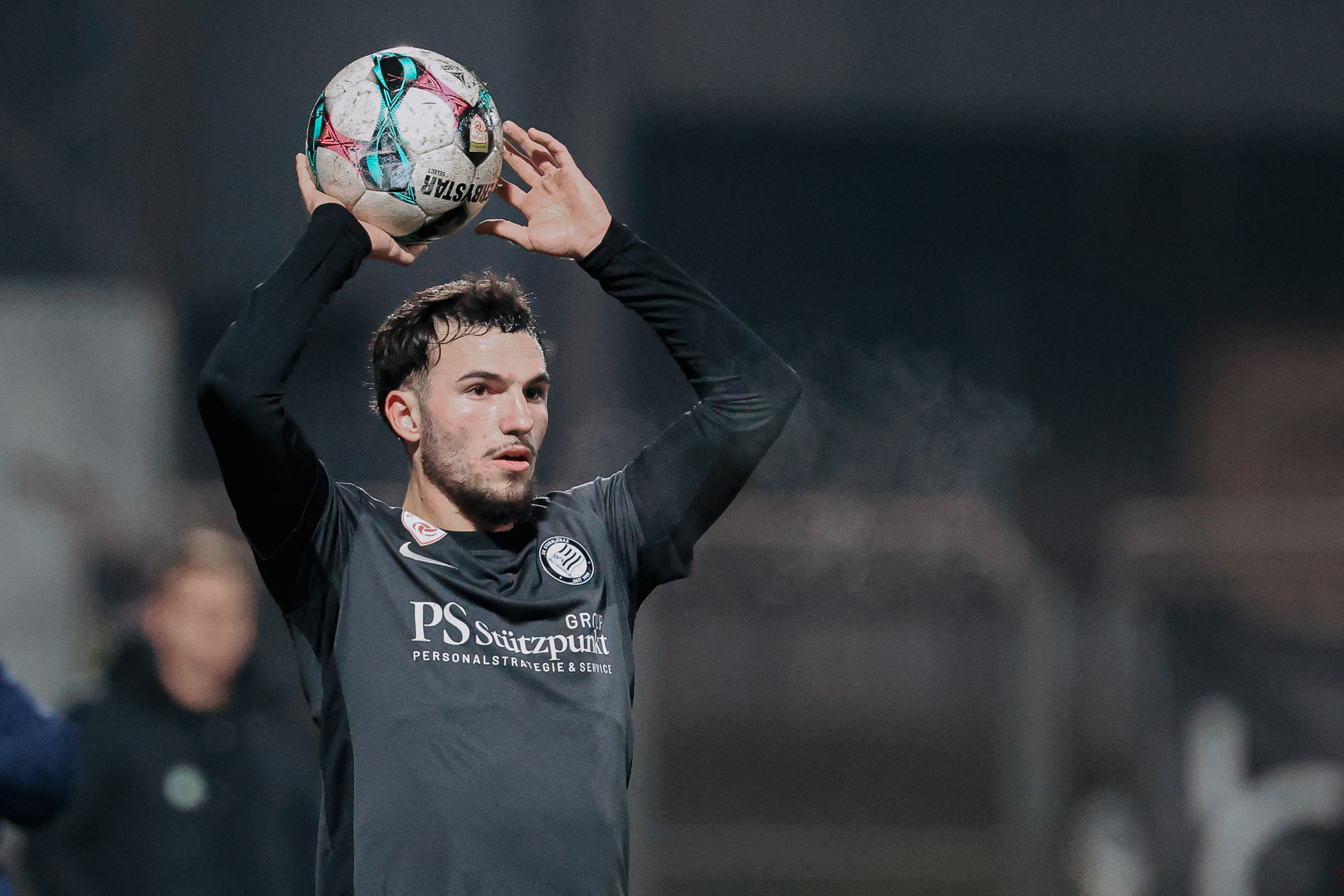 Eon Mit einem Ball in den Händen