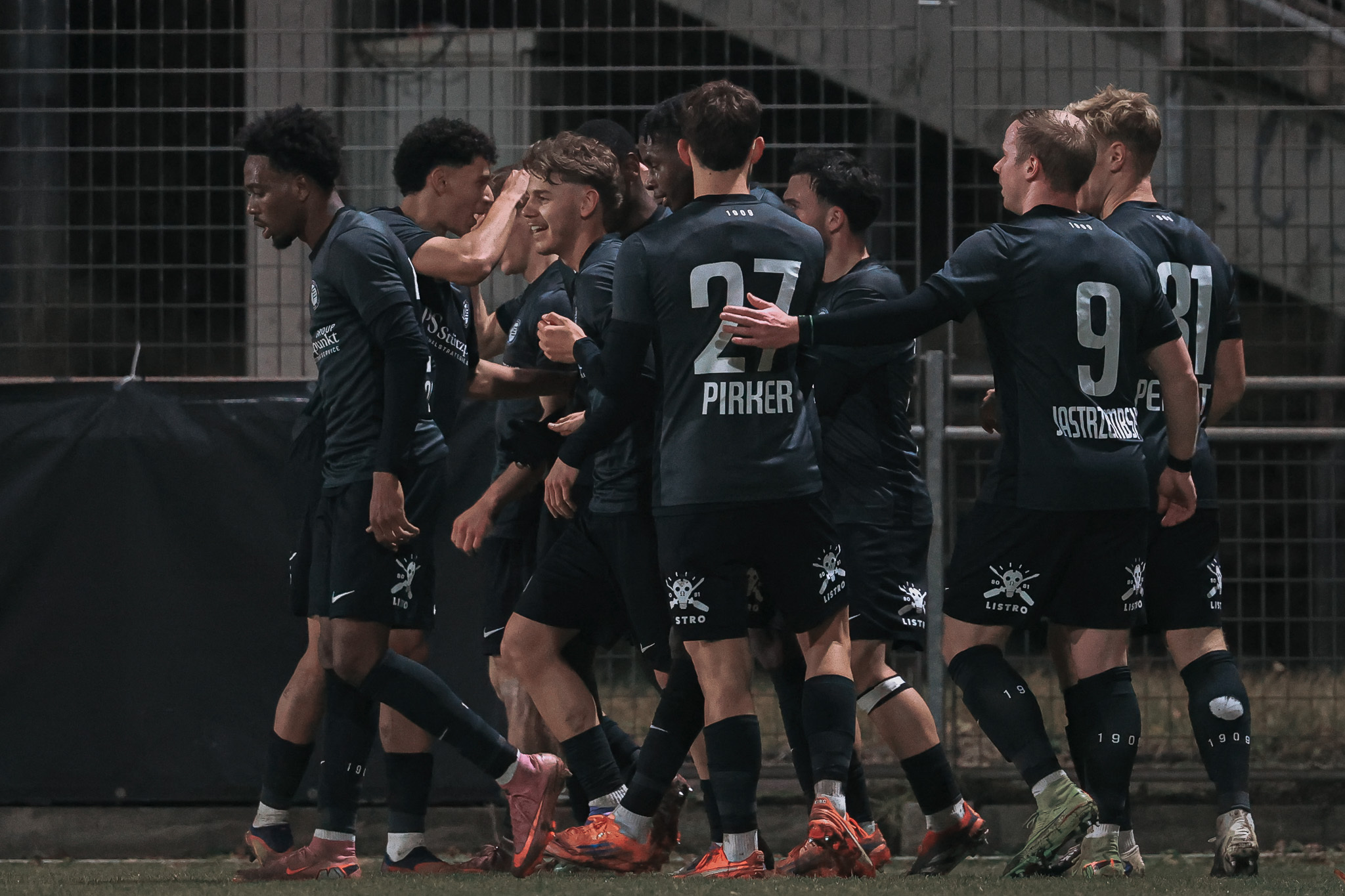 Fußballer jubeln gemeinsam