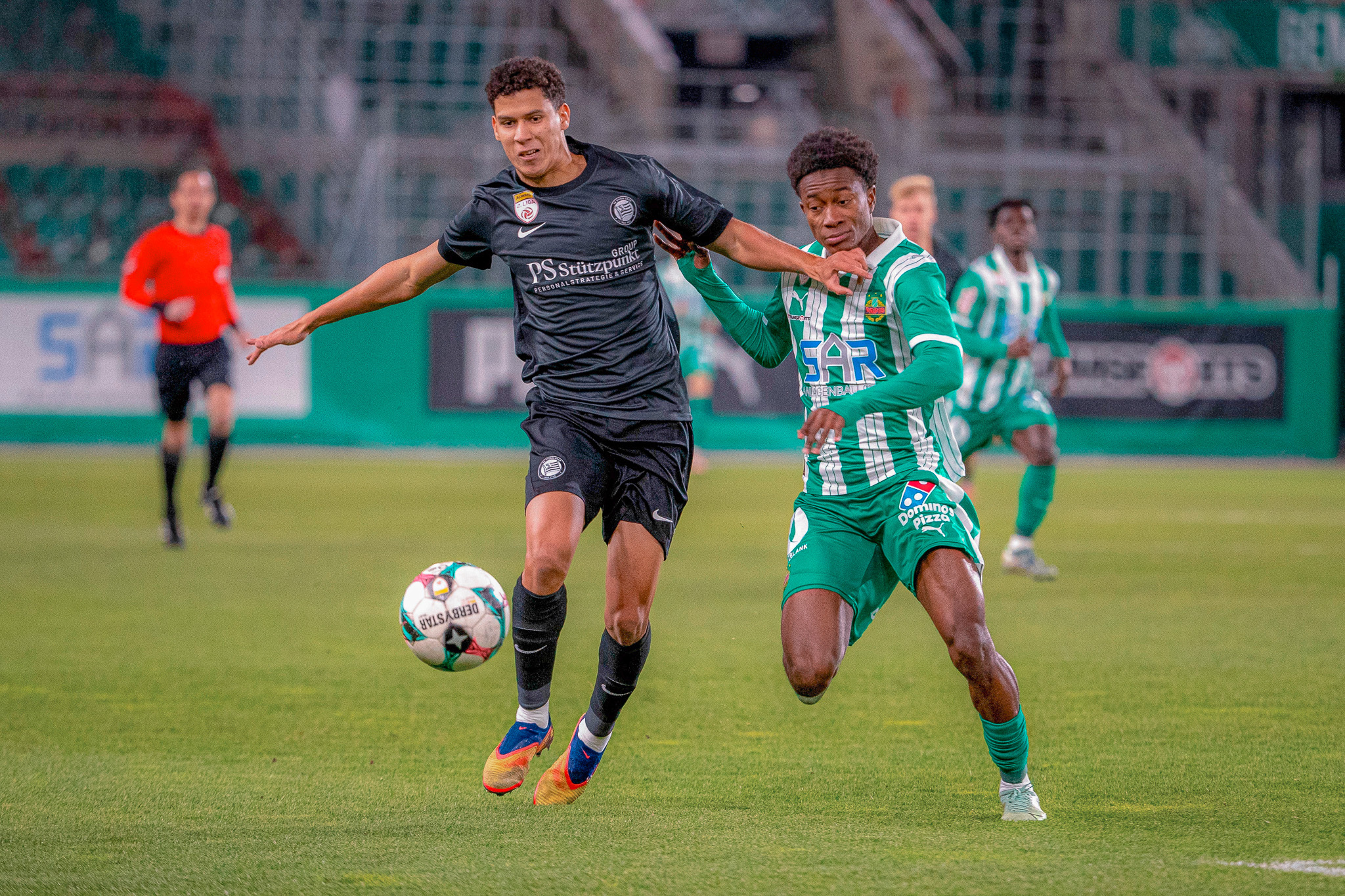Zwei Männer spielen Fußball