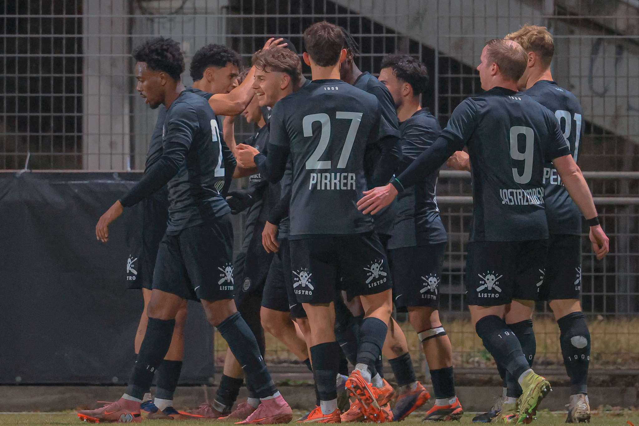 Eine Gruppe Fußballer jubelt.