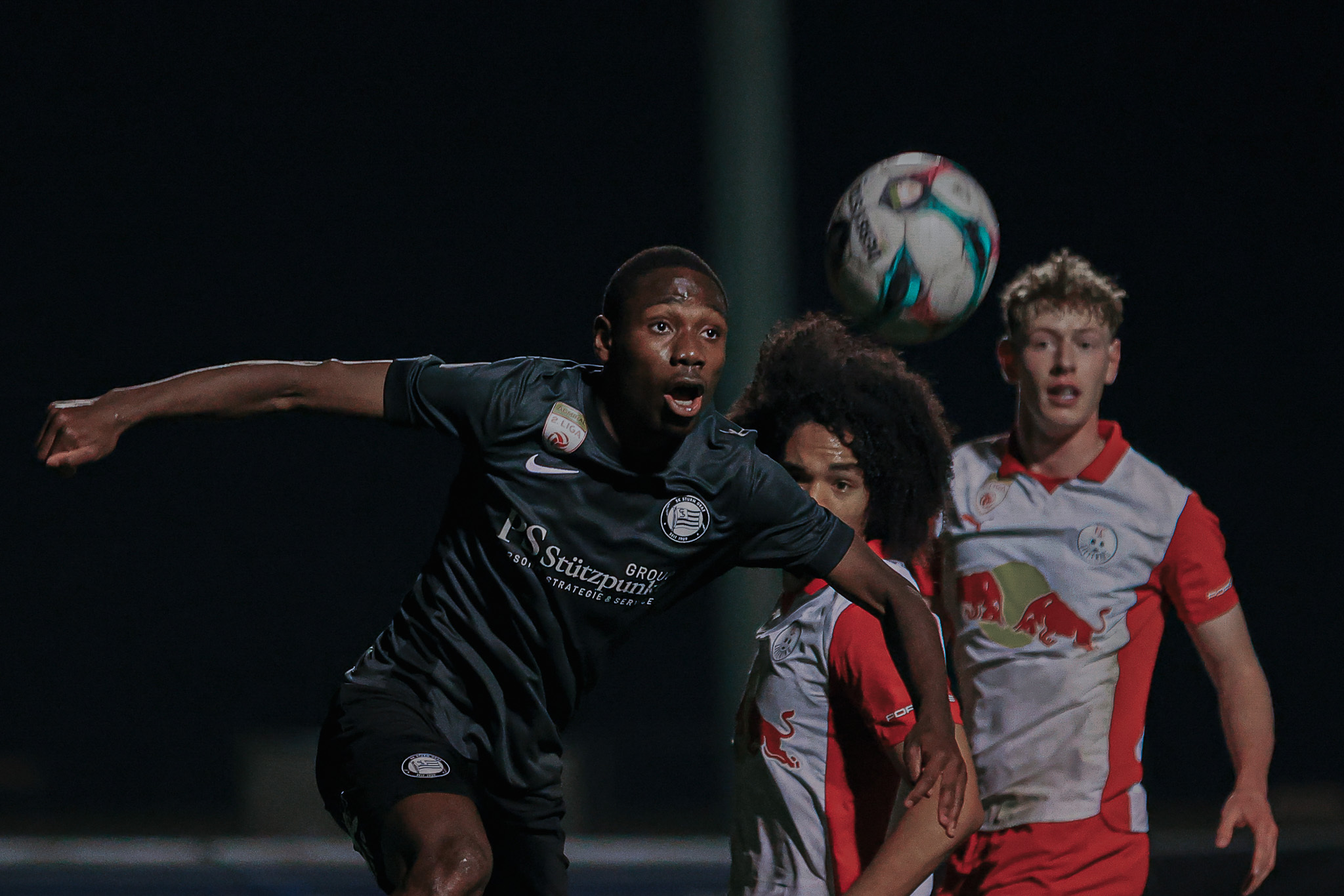 Drei Männer beim Fußball.